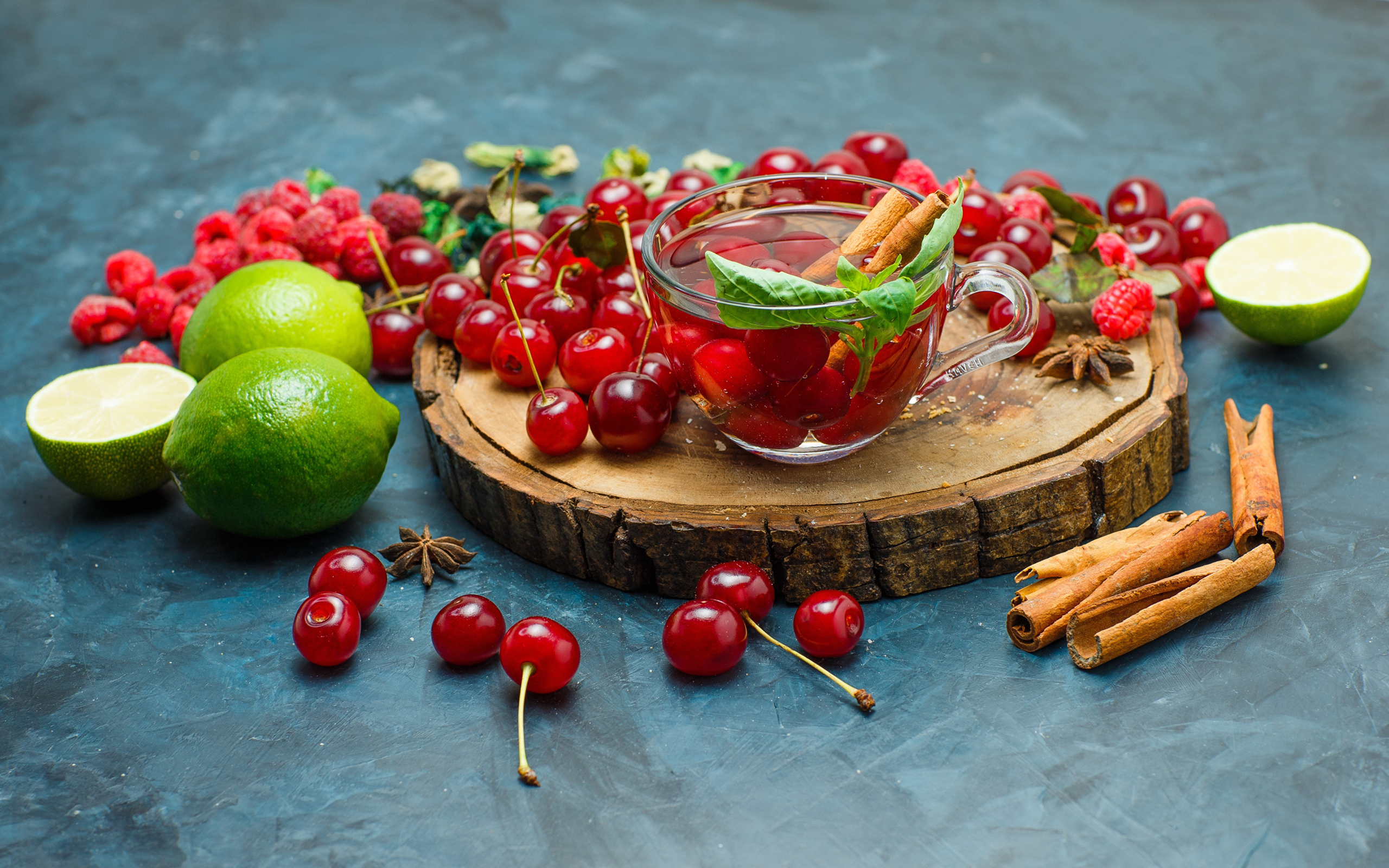 Чашка чая на столе с ягодами и лаймом