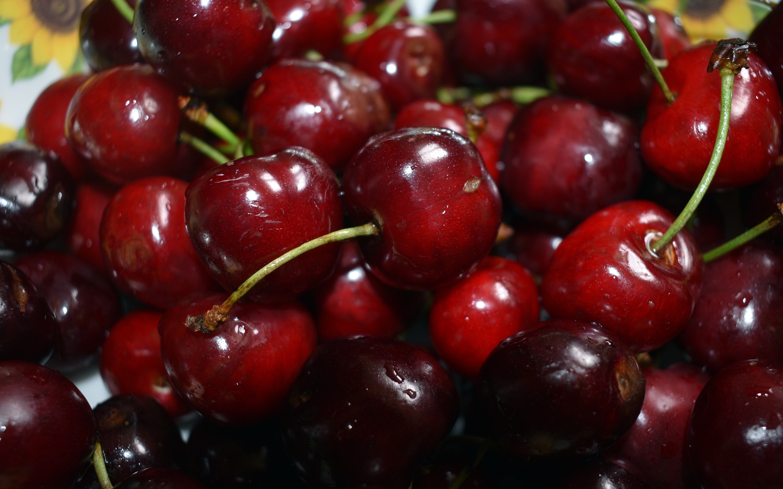 Вкусная красная черешня на столе