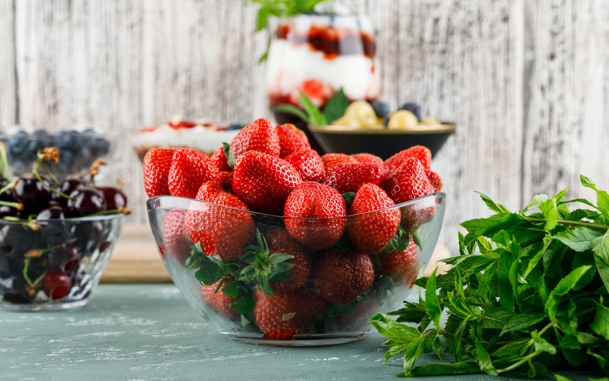 Стеклянная миска с ягодами красной клубники