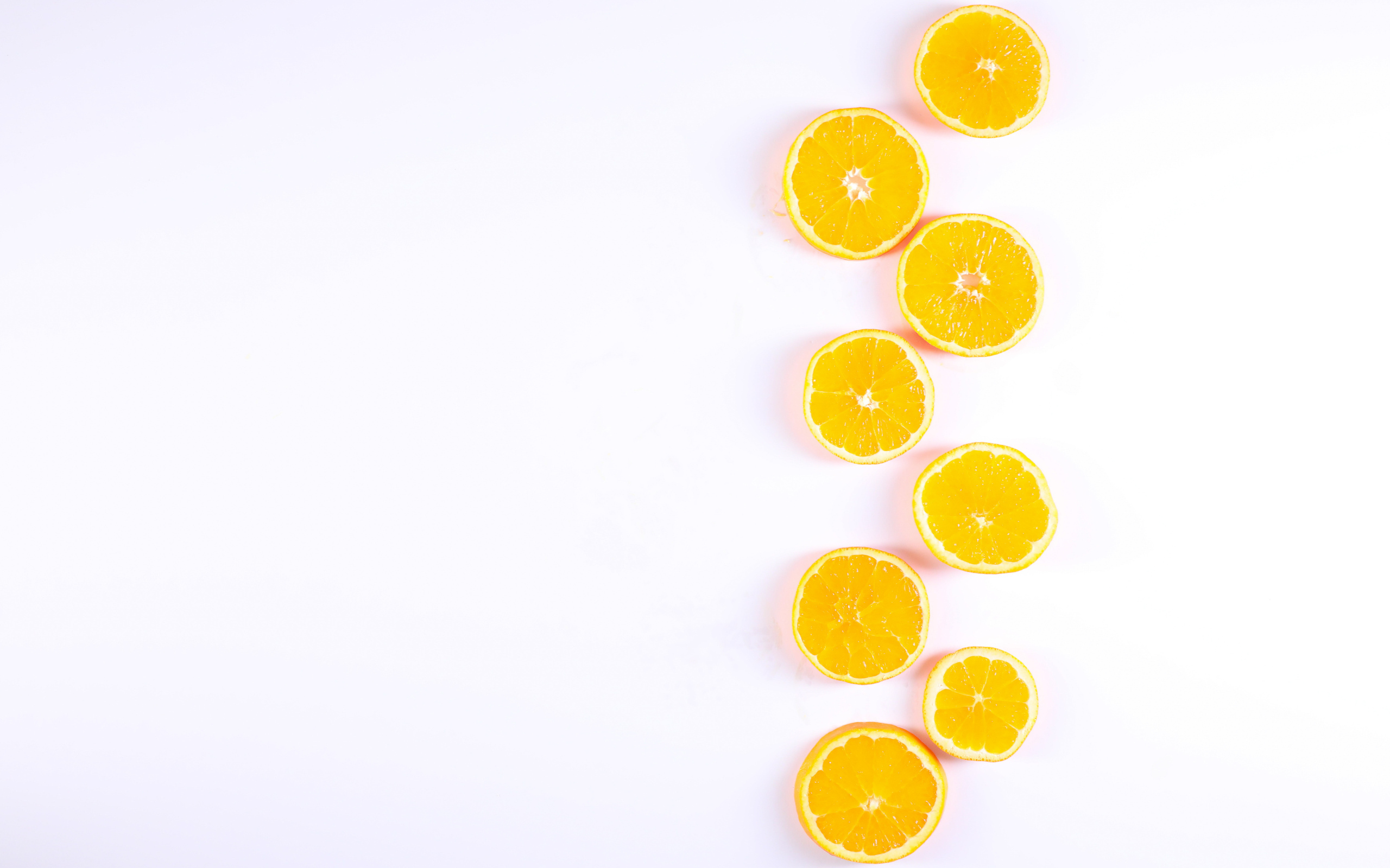 Много половинок лимона и апельсина на белом фоне