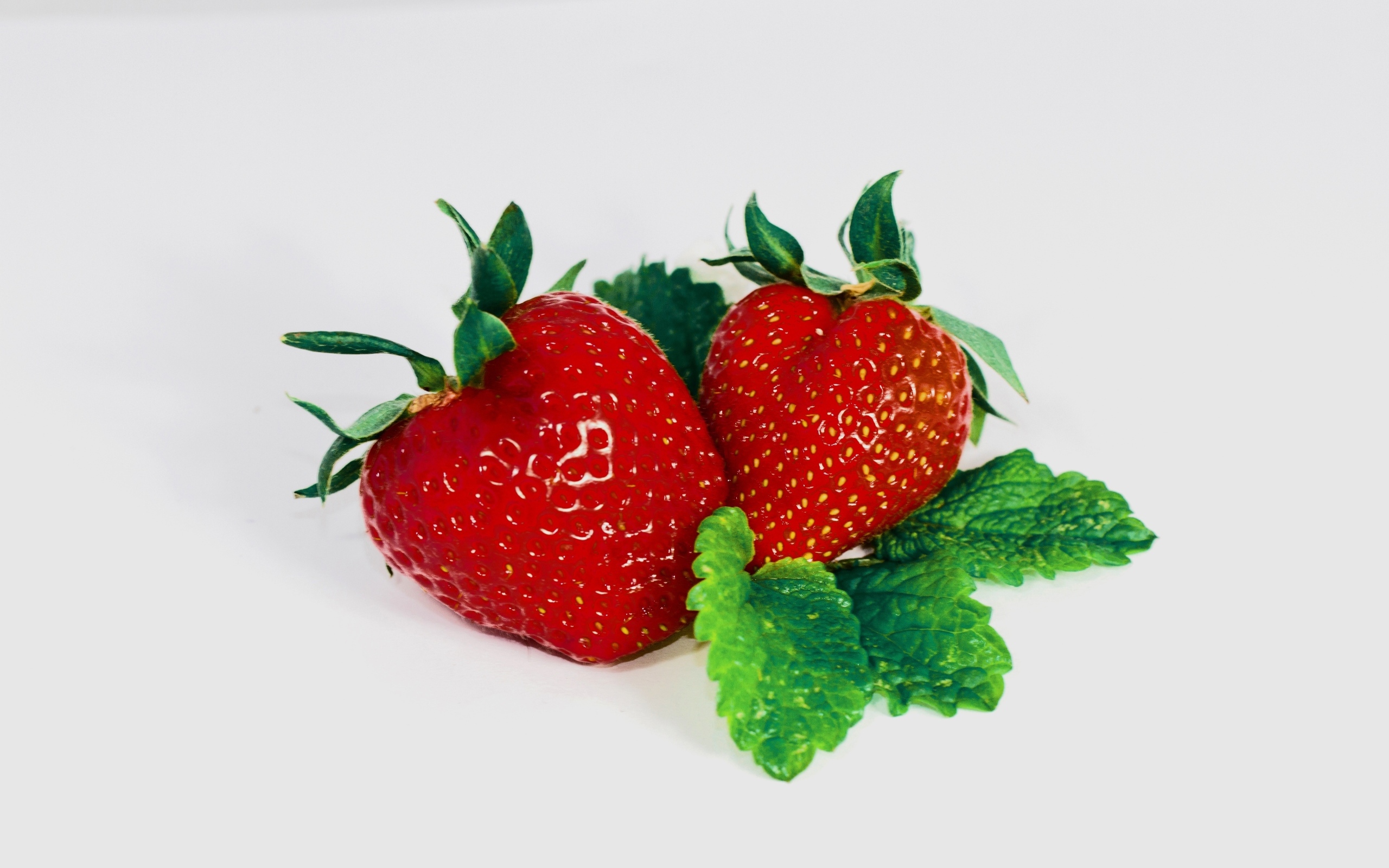 Красная клубника с листьями мяты на сером фоне