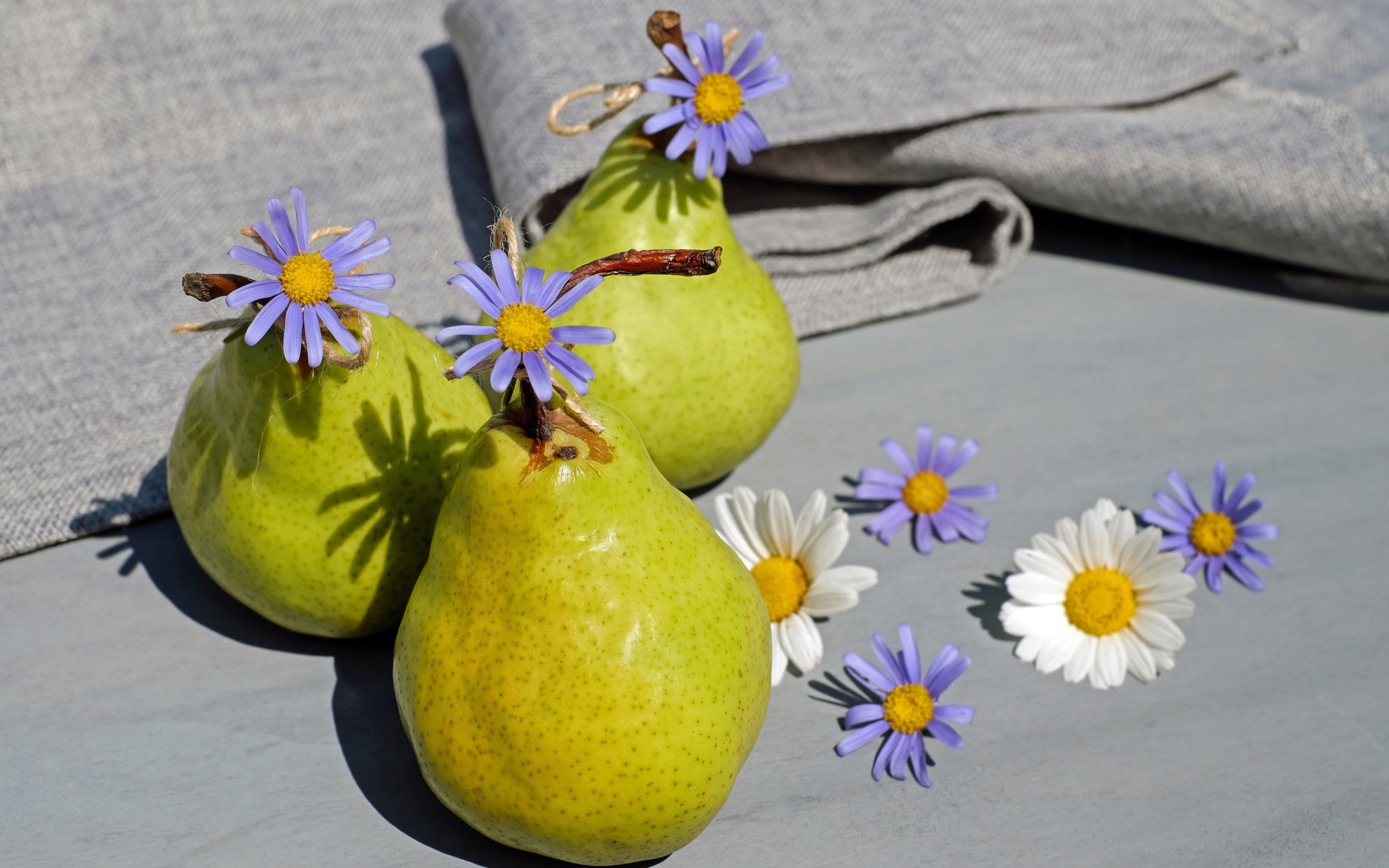 Три зеленые груши с цветами