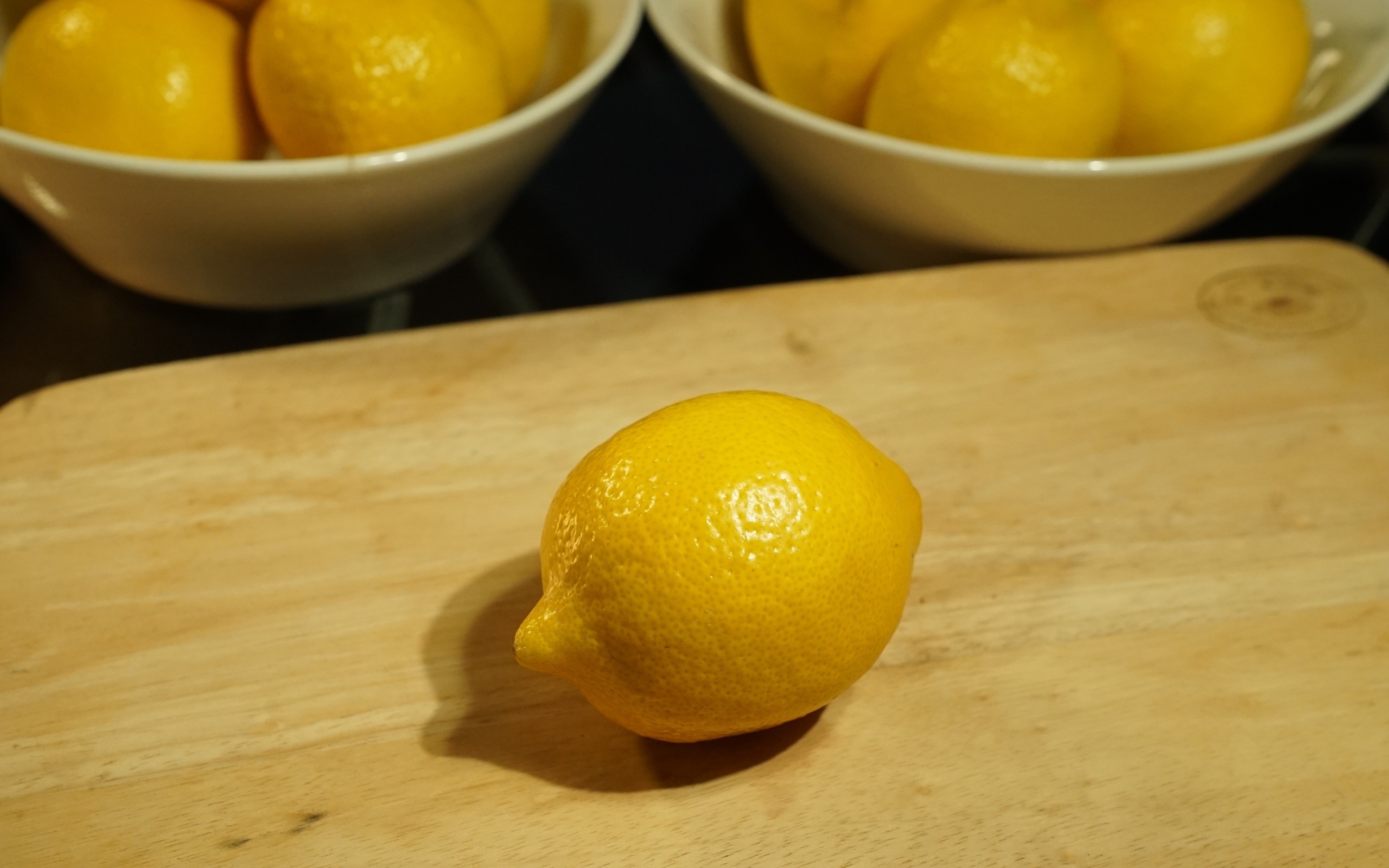 Желтый лимон на деревянной доске на столе