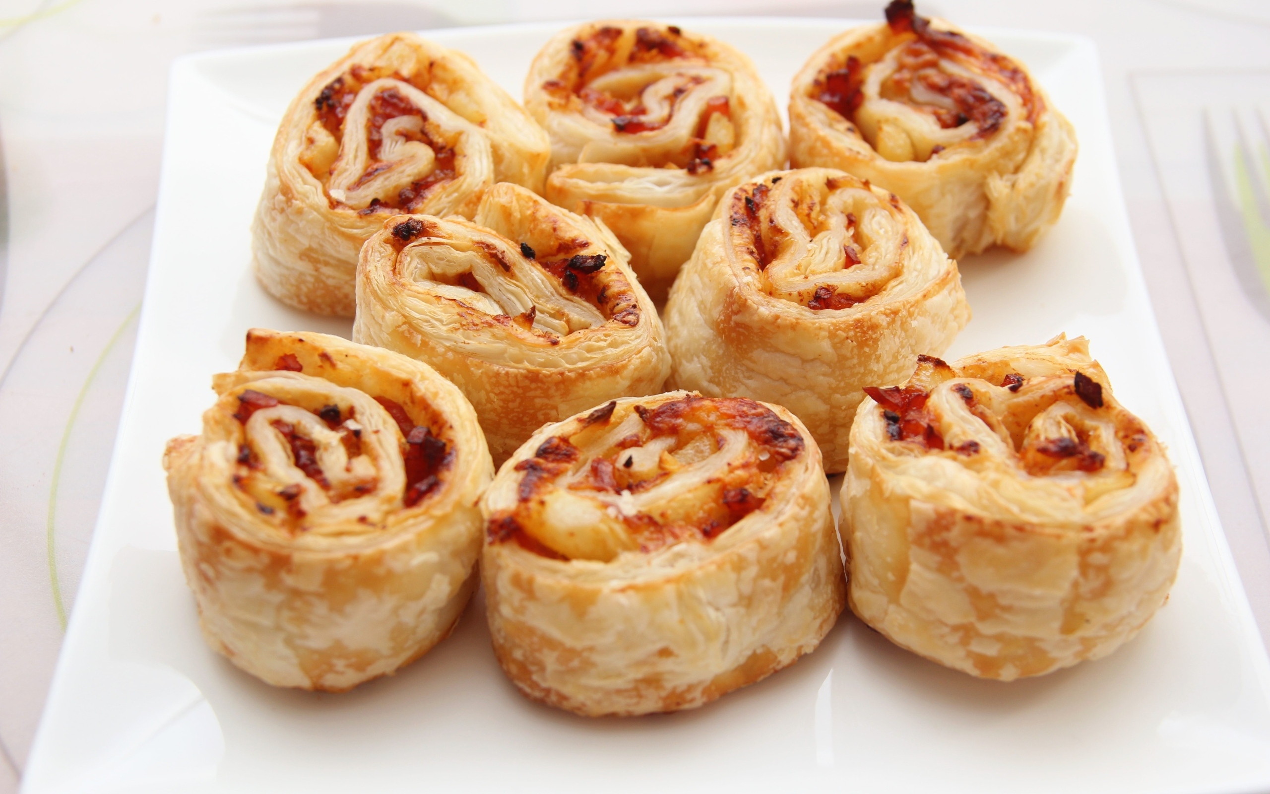 Запеченные рулеты с начинкой на столе