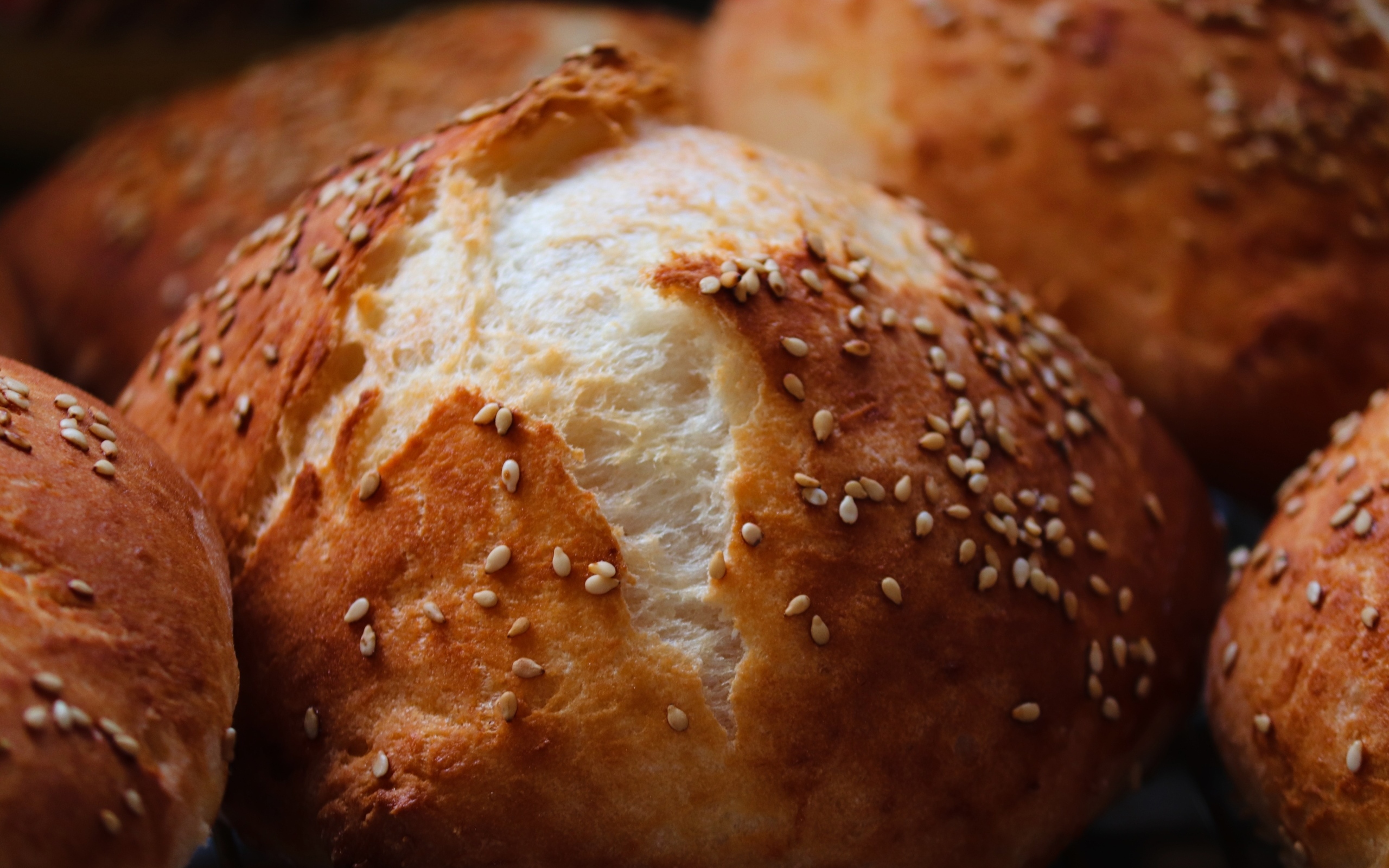 Свежий хрустящий хлеб с зернами кунжута