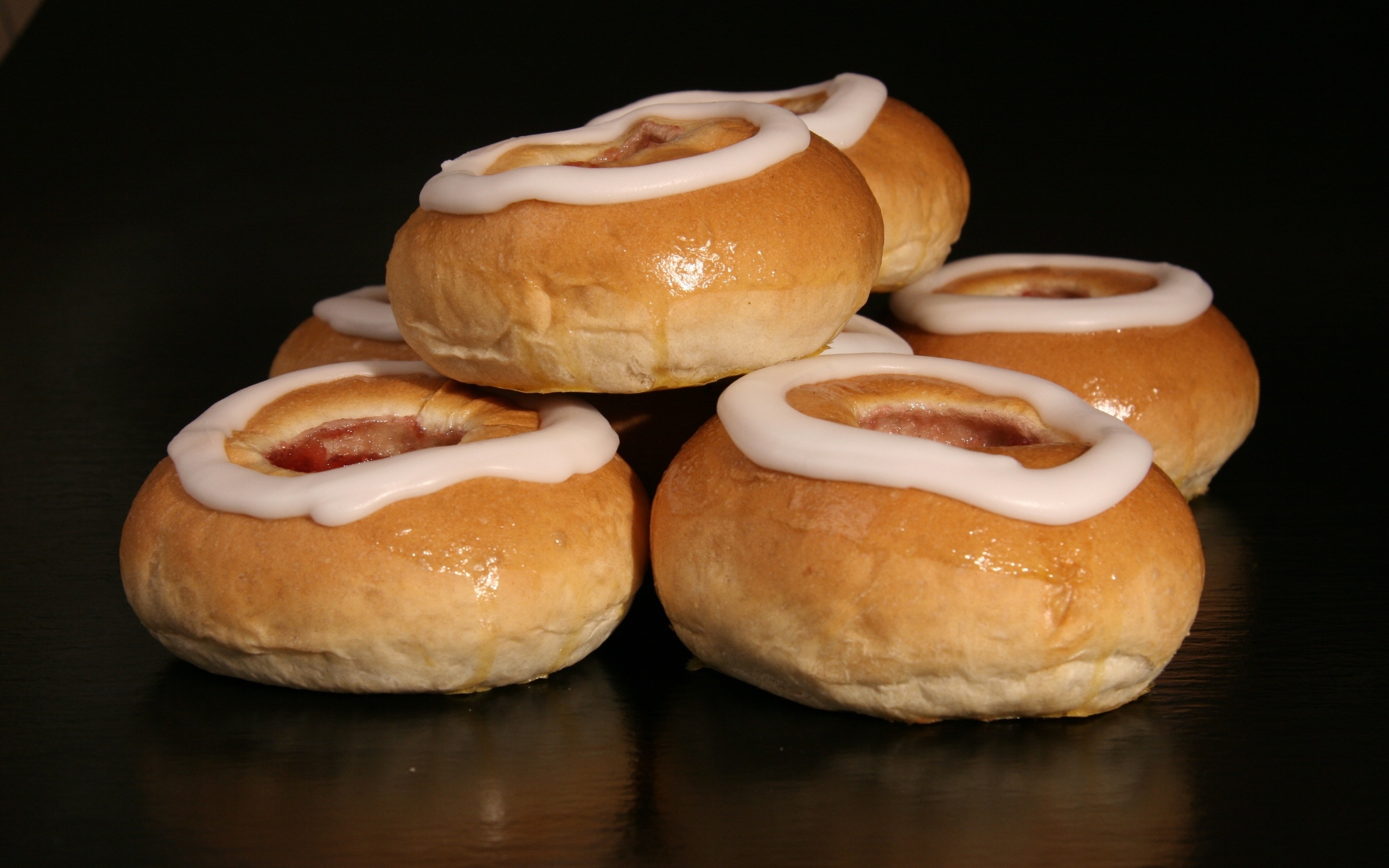 Аппетитные булочки с кремом на черном фоне