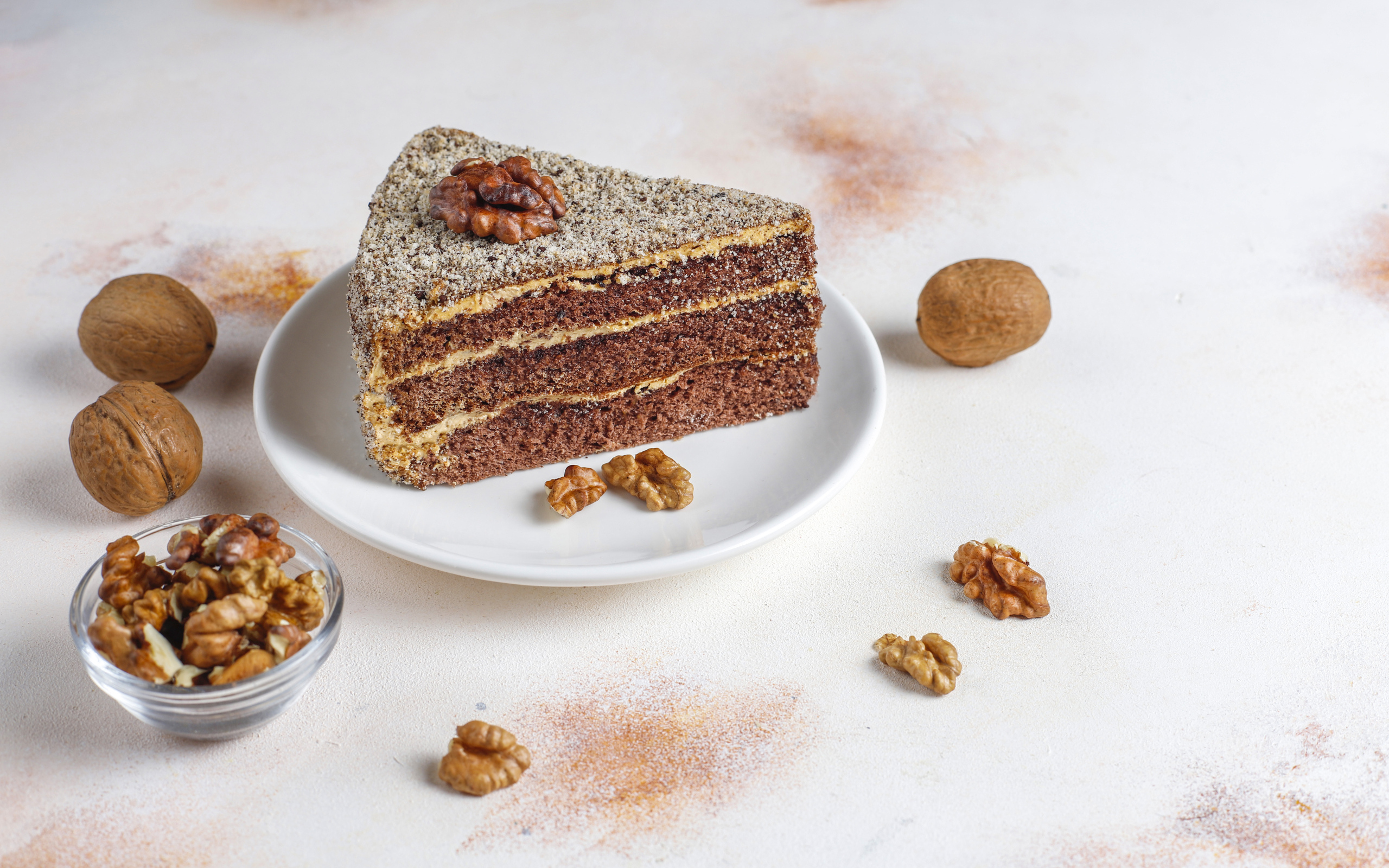 Аппетитный кусок  торта с грецкими орехами