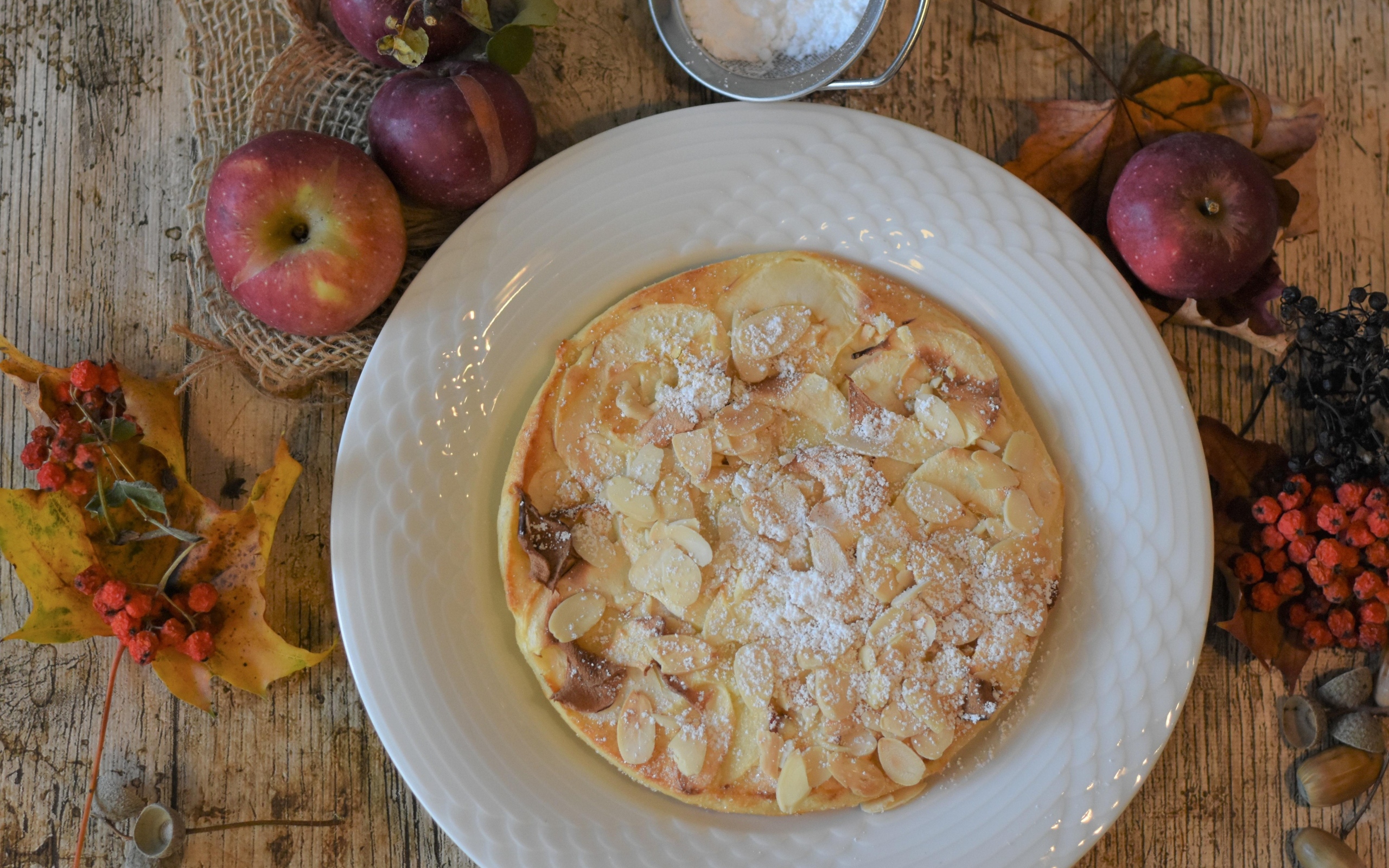 Осенний пирог с яблоками на столе