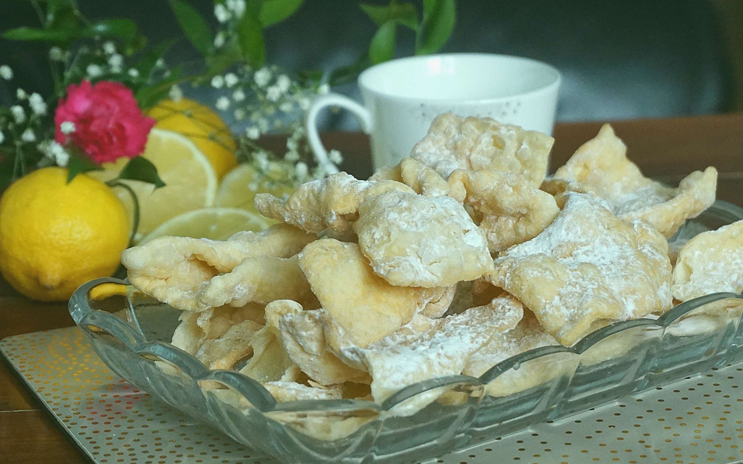 Печенье хворост на столе с лимоном