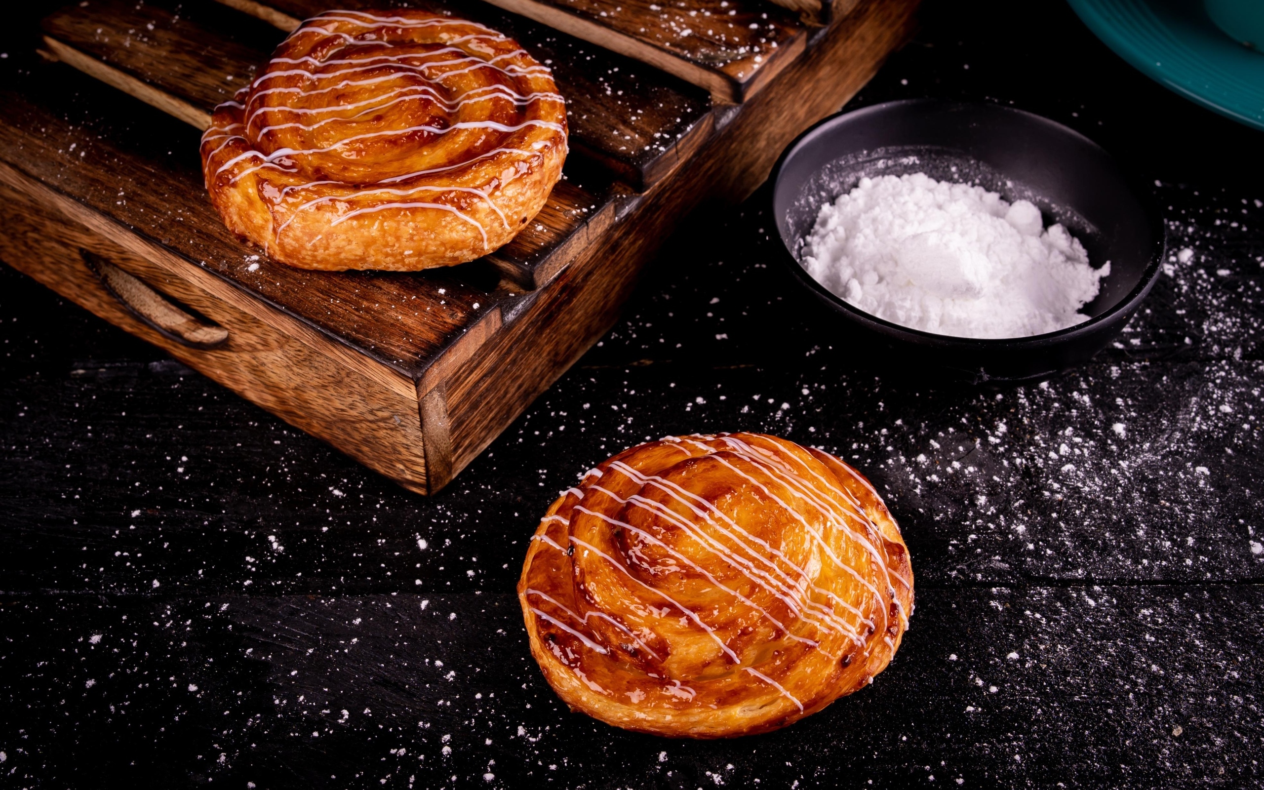 Булочки на столе с сахарной пудрой