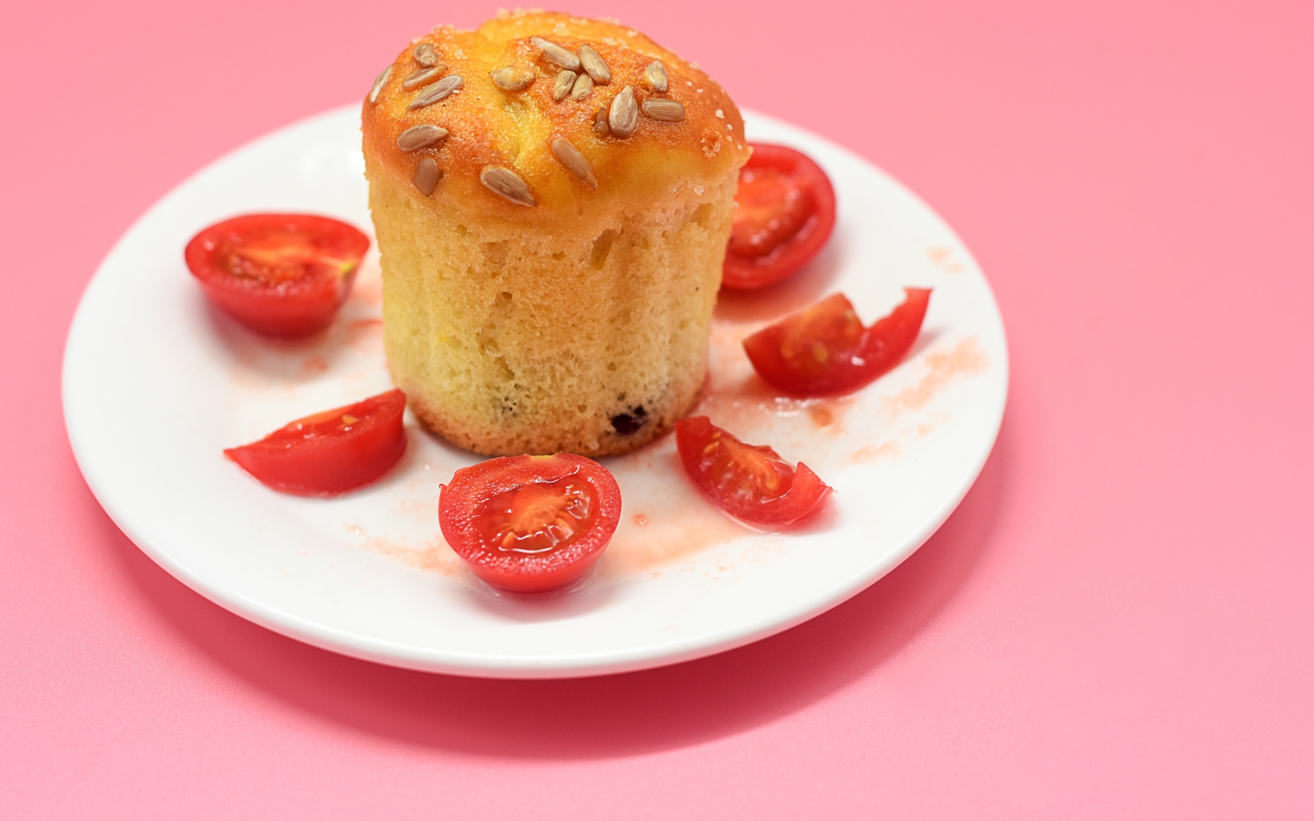 Кекс с помидорами черри на белой тарелке