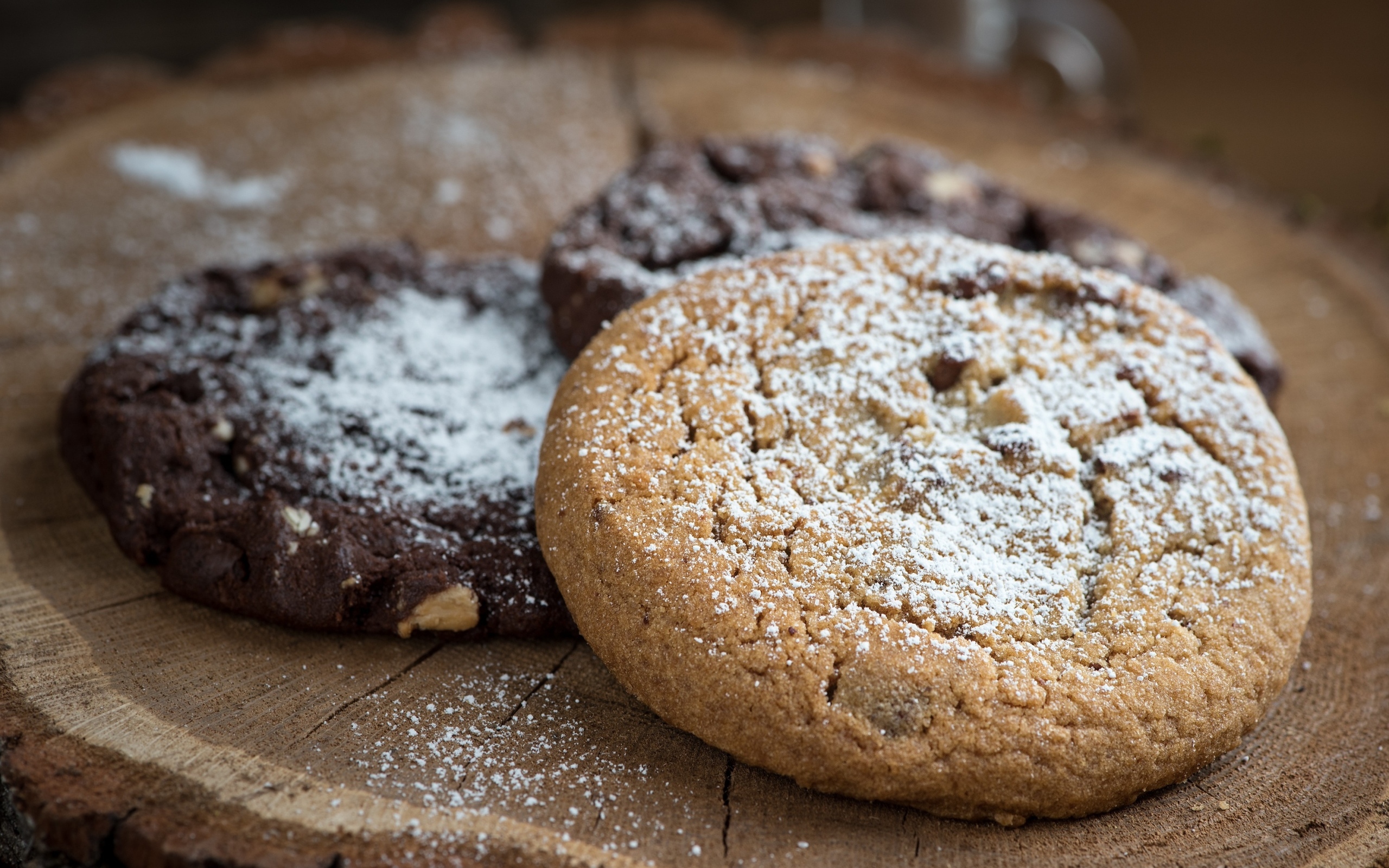 Шоколадное и овсяное печенье с сахарной пудрой на столе