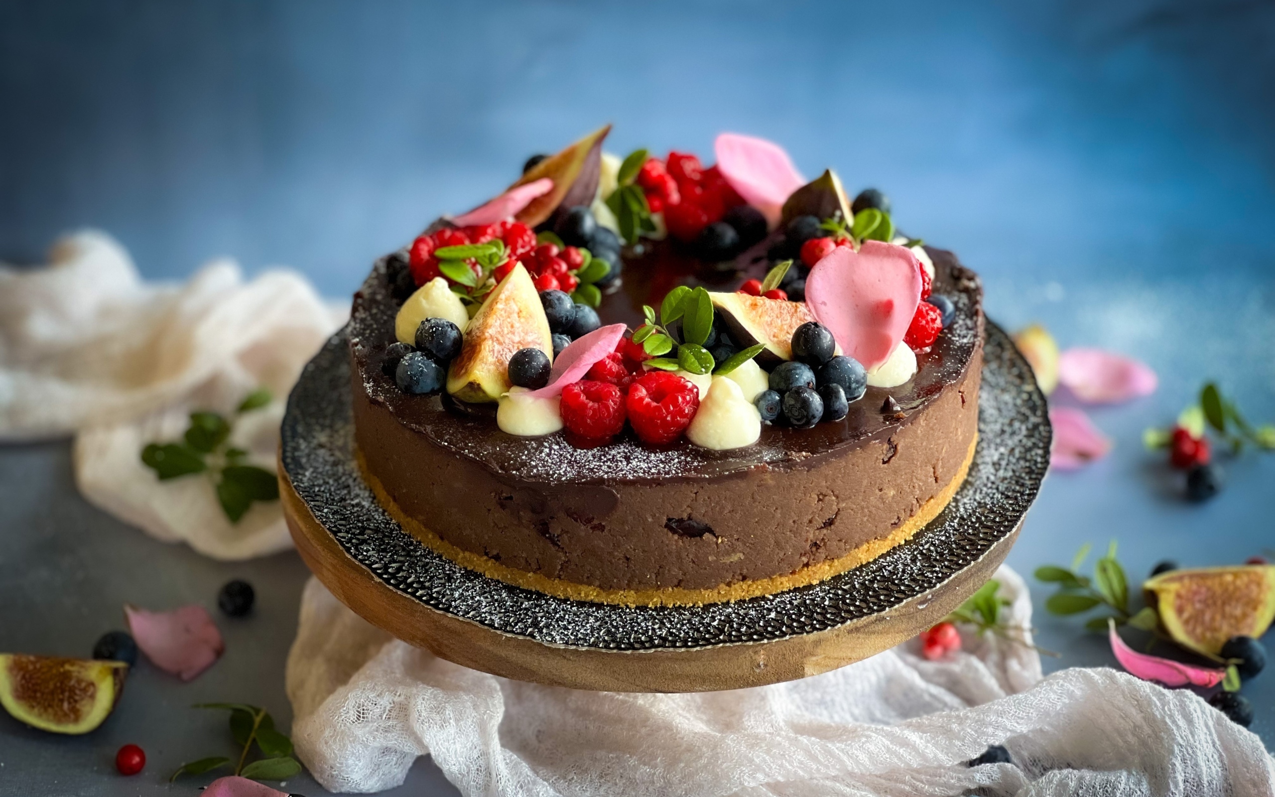 Шоколадный торт с ягодами на столе