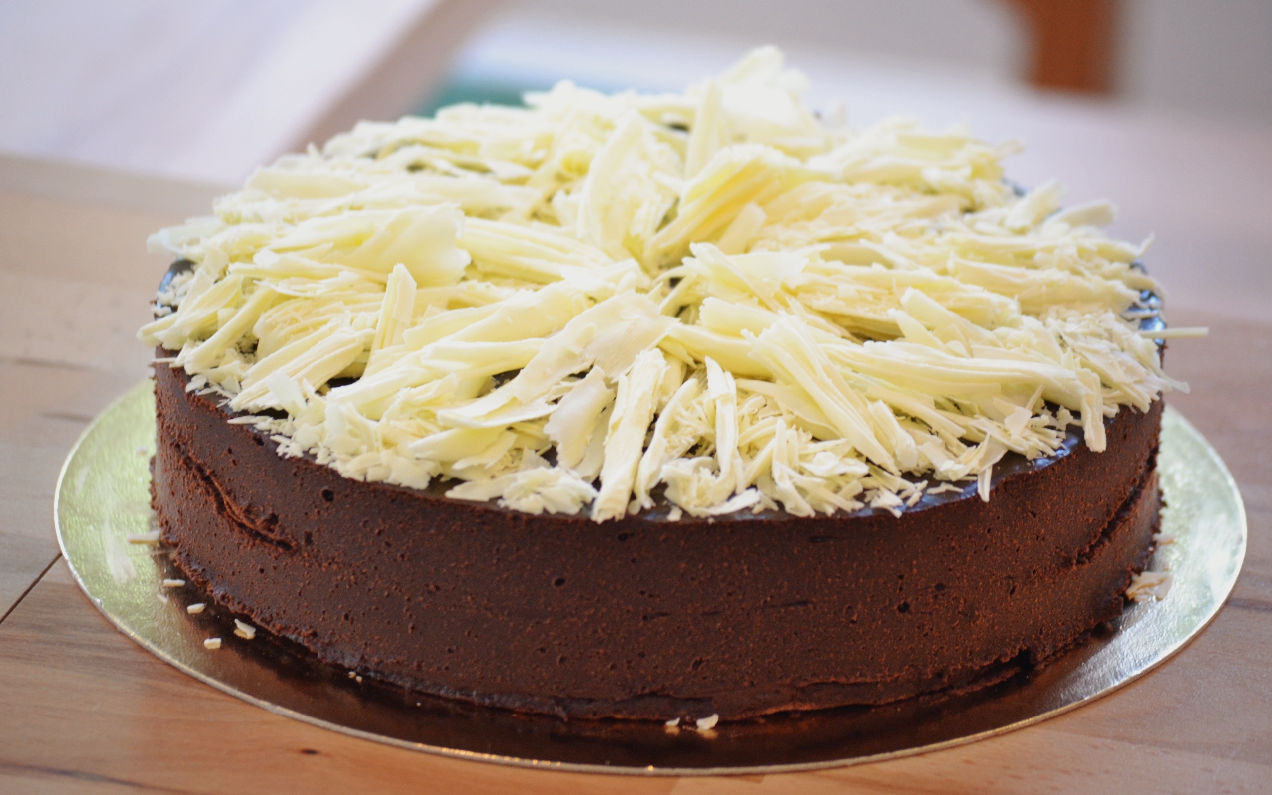 Шоколадный торт с тертой белой стружкой