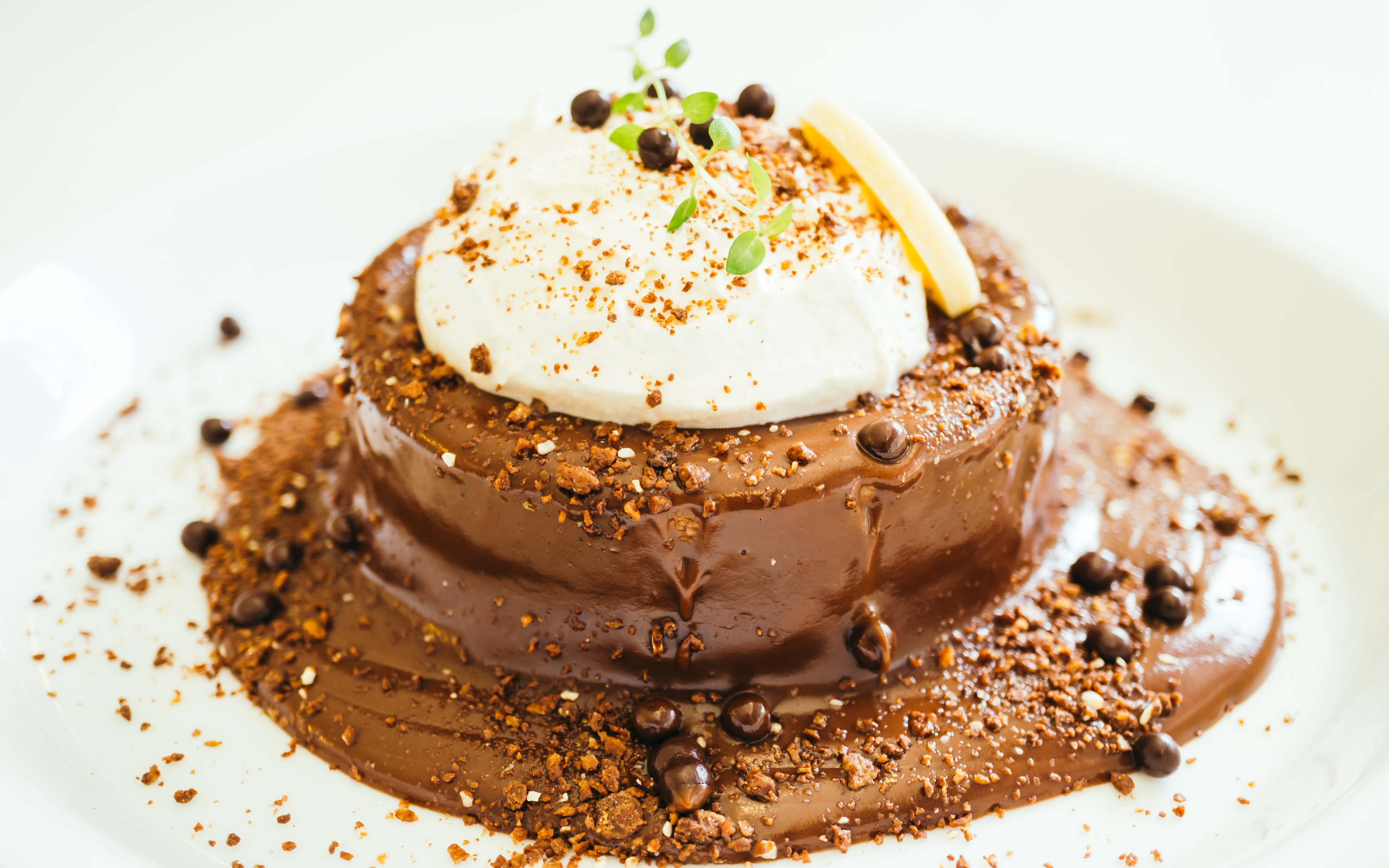 Пирожное в шоколаде со взбитыми сливками