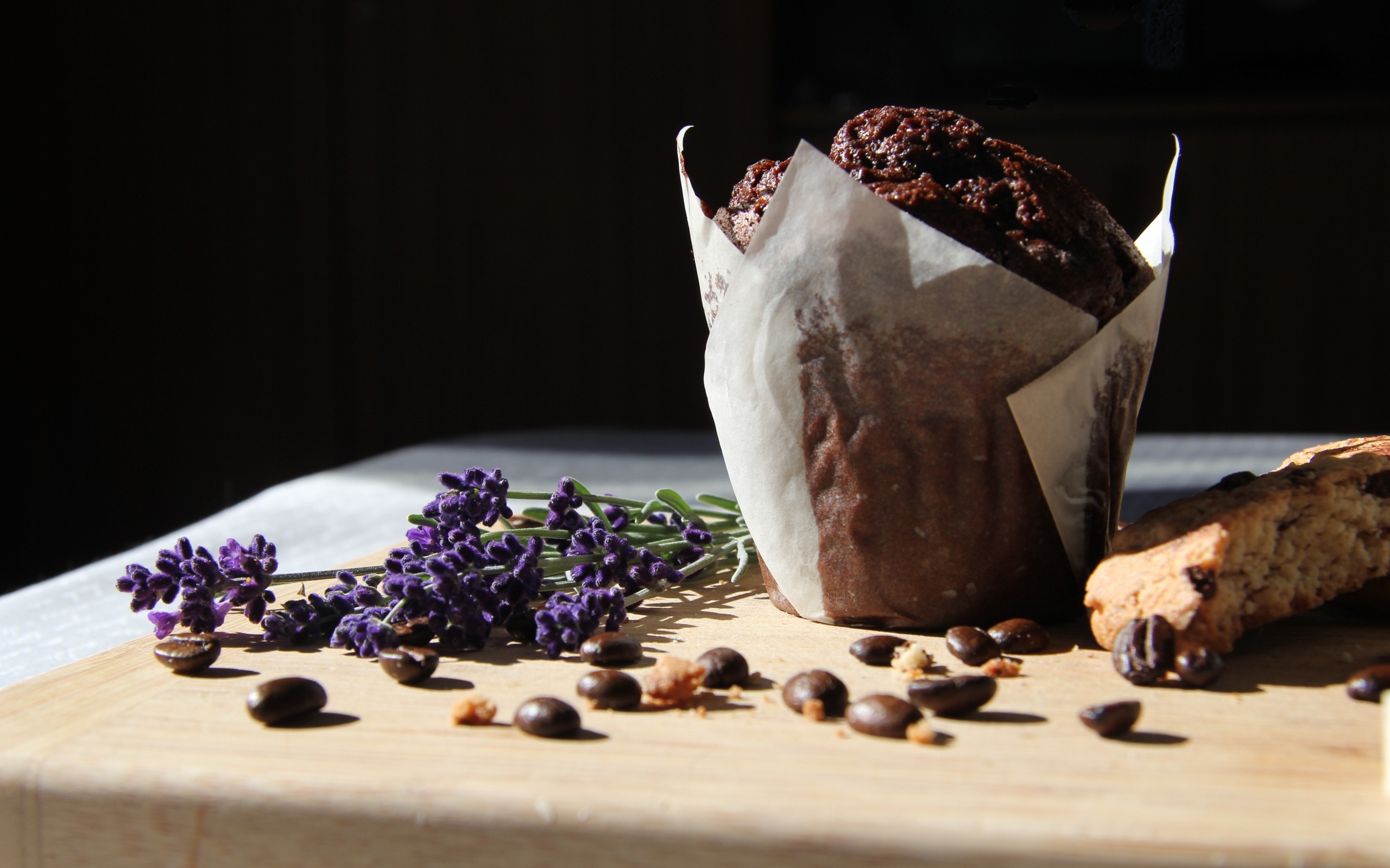 Шоколадный кекс на столе с кофейными зернами и веткой лаванды