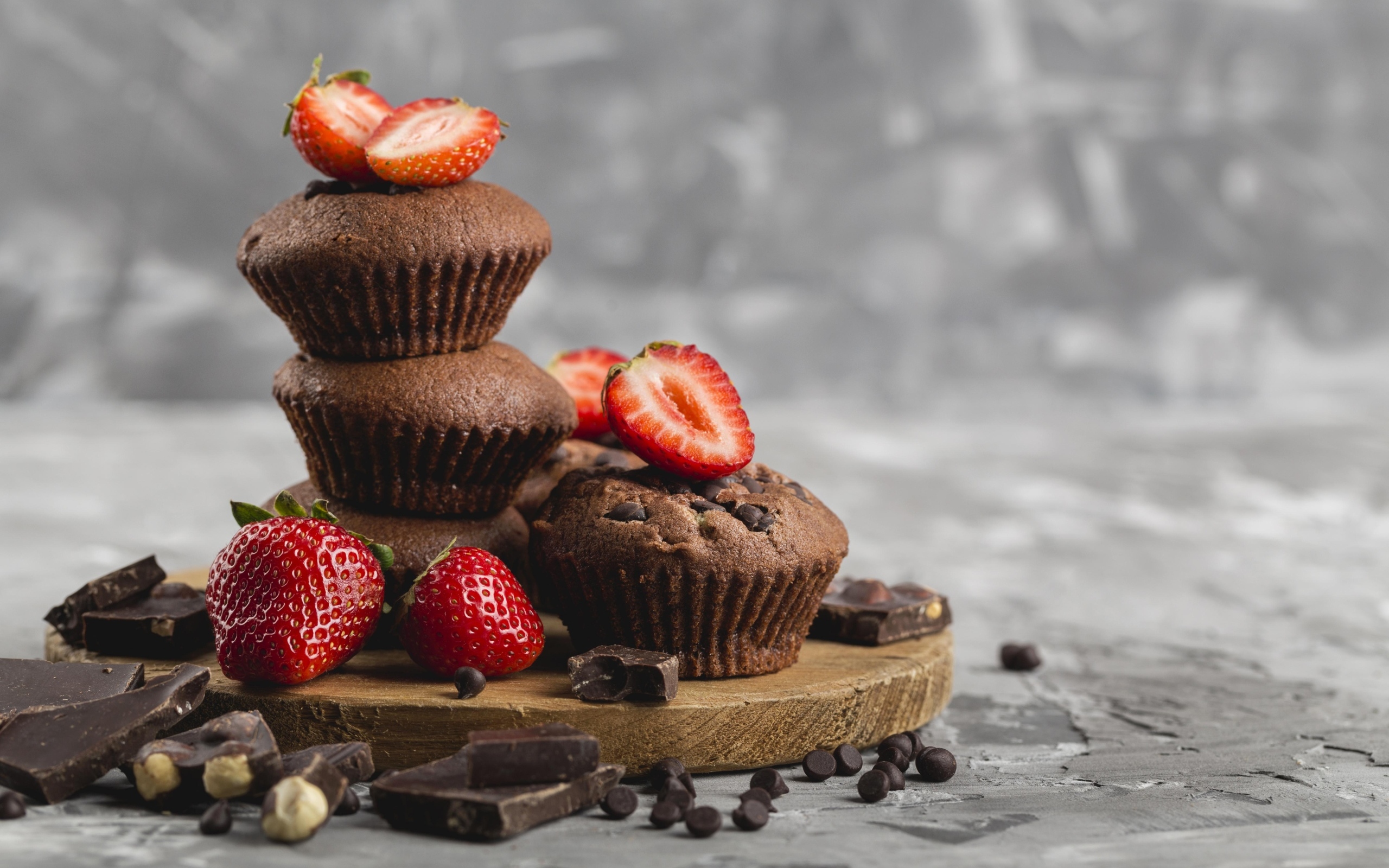 Шоколадные кексы с красной клубникой