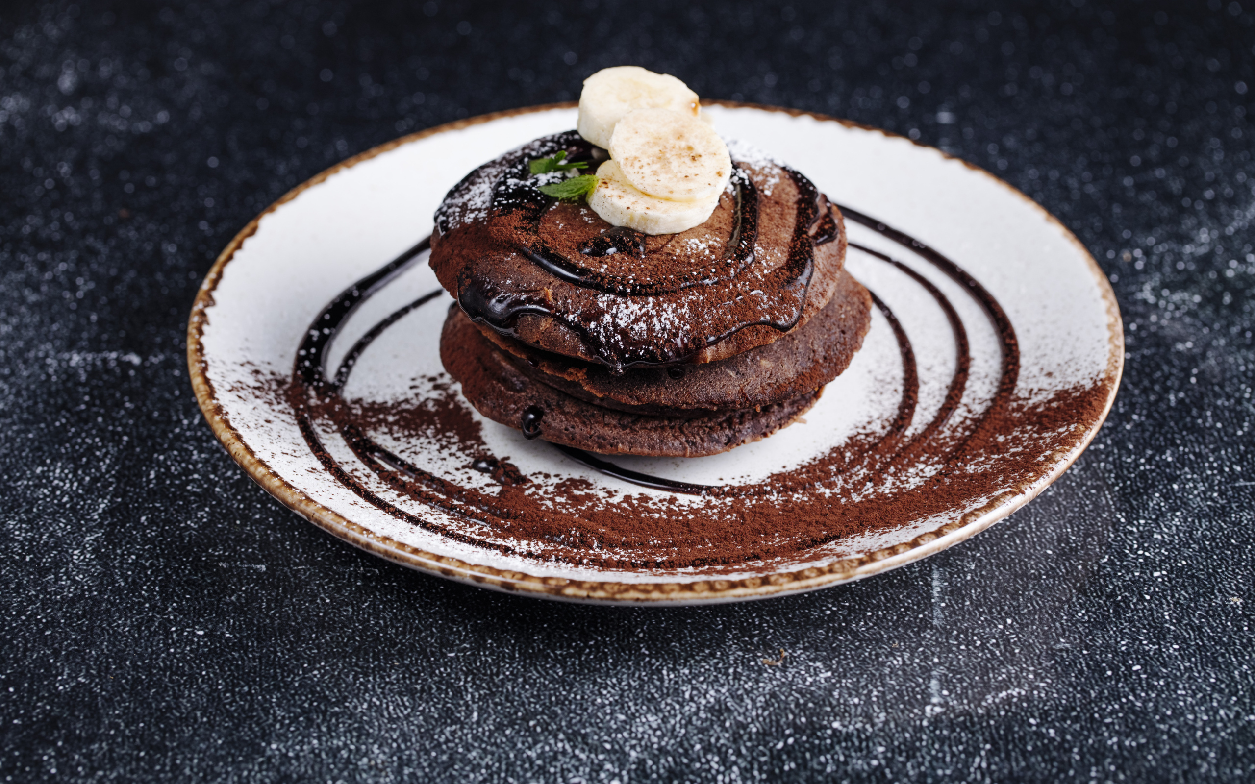 Шоколадные панкейки с кусочками банана