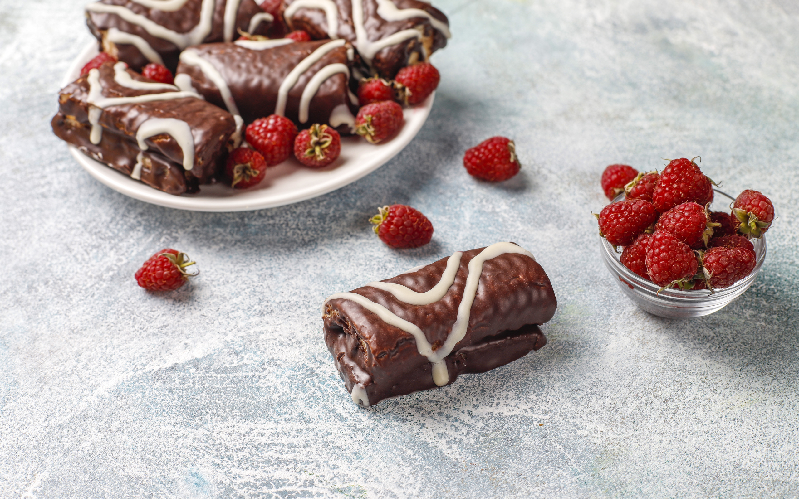 Шоколадные рулетики с ягодами малины на столе