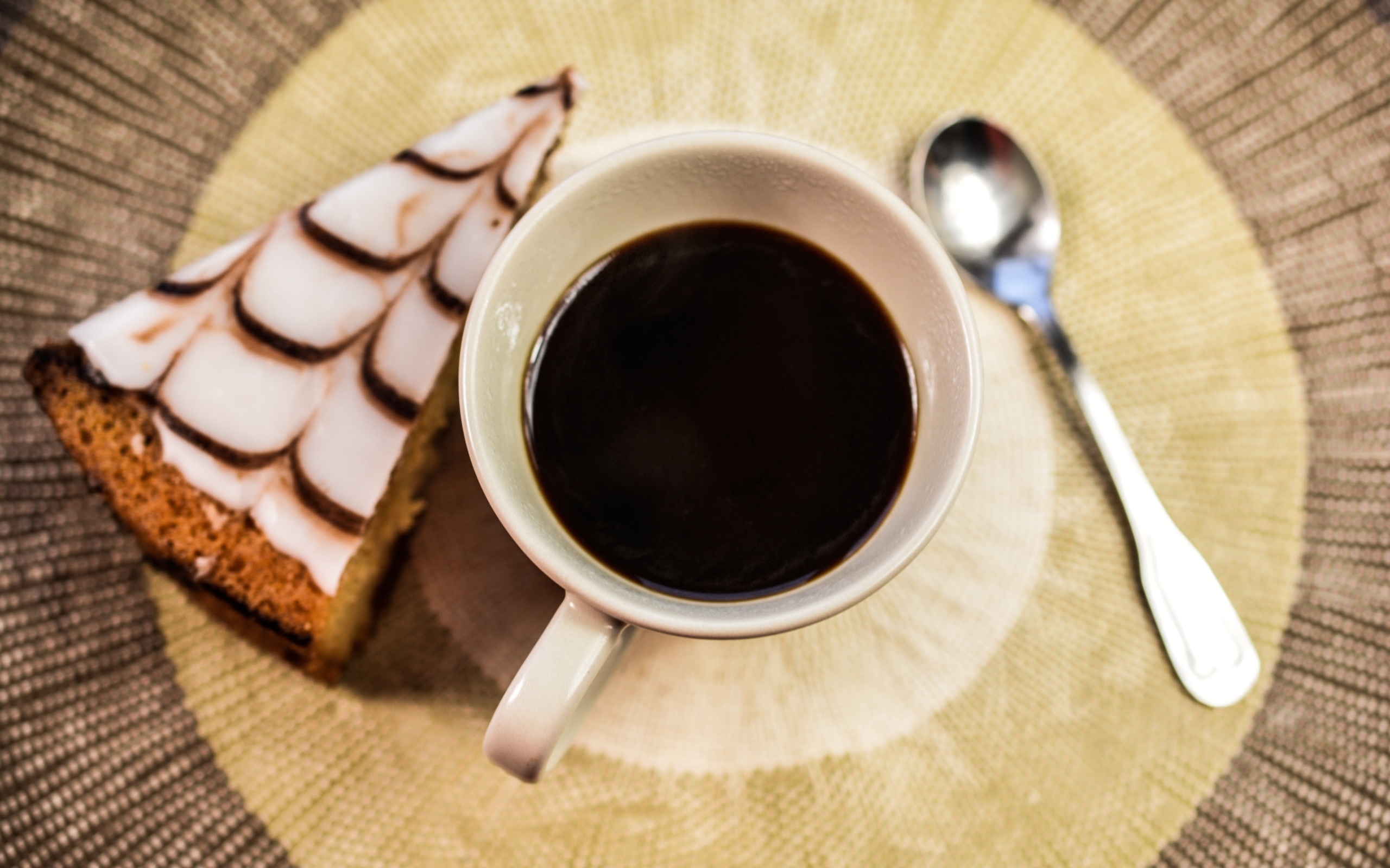 Кофе с куском торта на столе