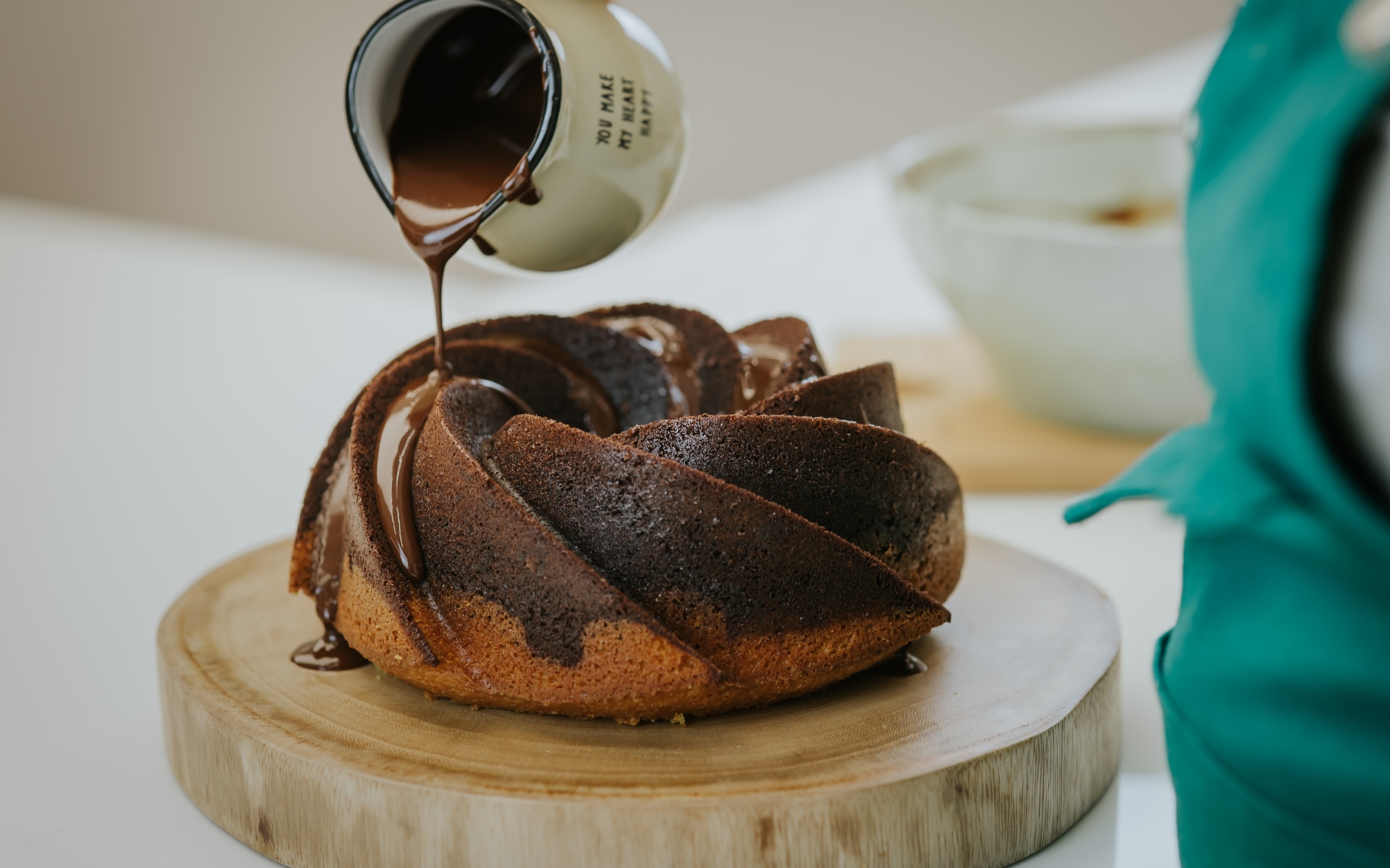 Кекс покрывают растопленным шоколадом