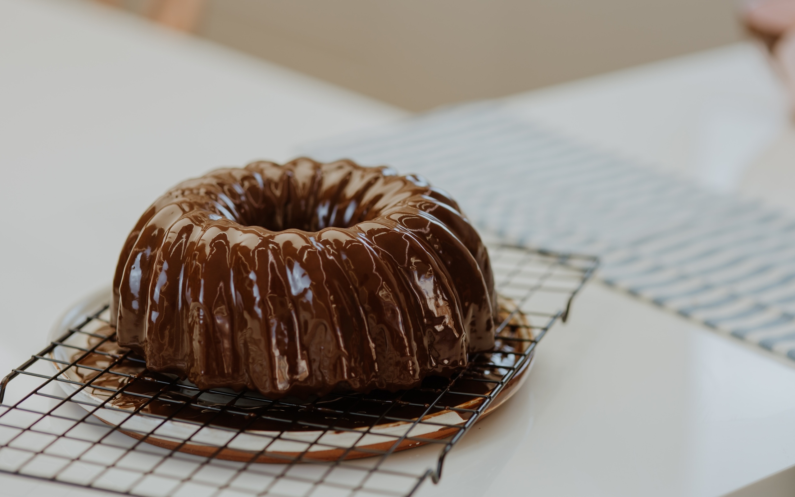 Кекс в шоколадной глазури на столе