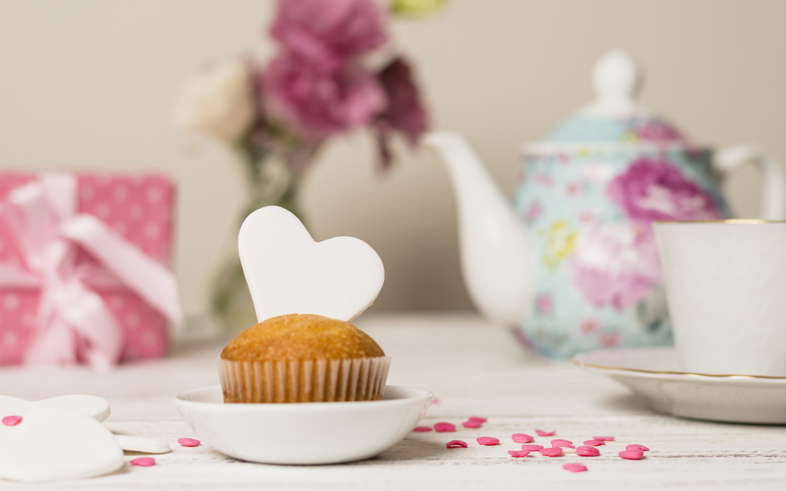 Кекс с сердечком на столе с посудой