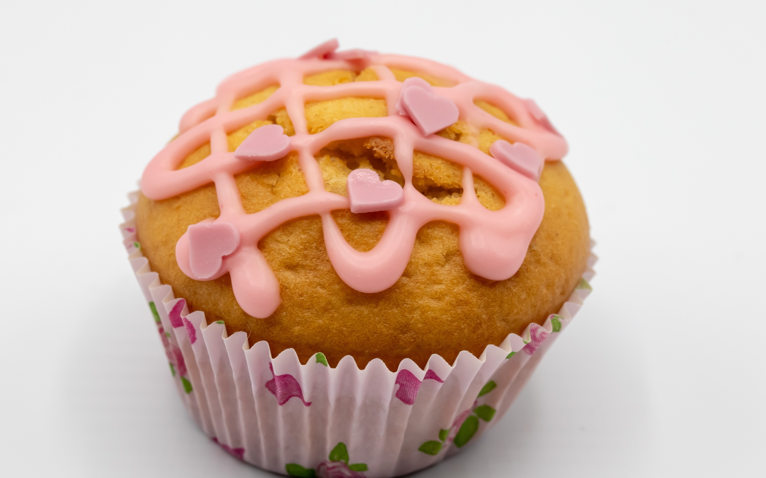 Кекс с клубничной глазурью на сером фоне