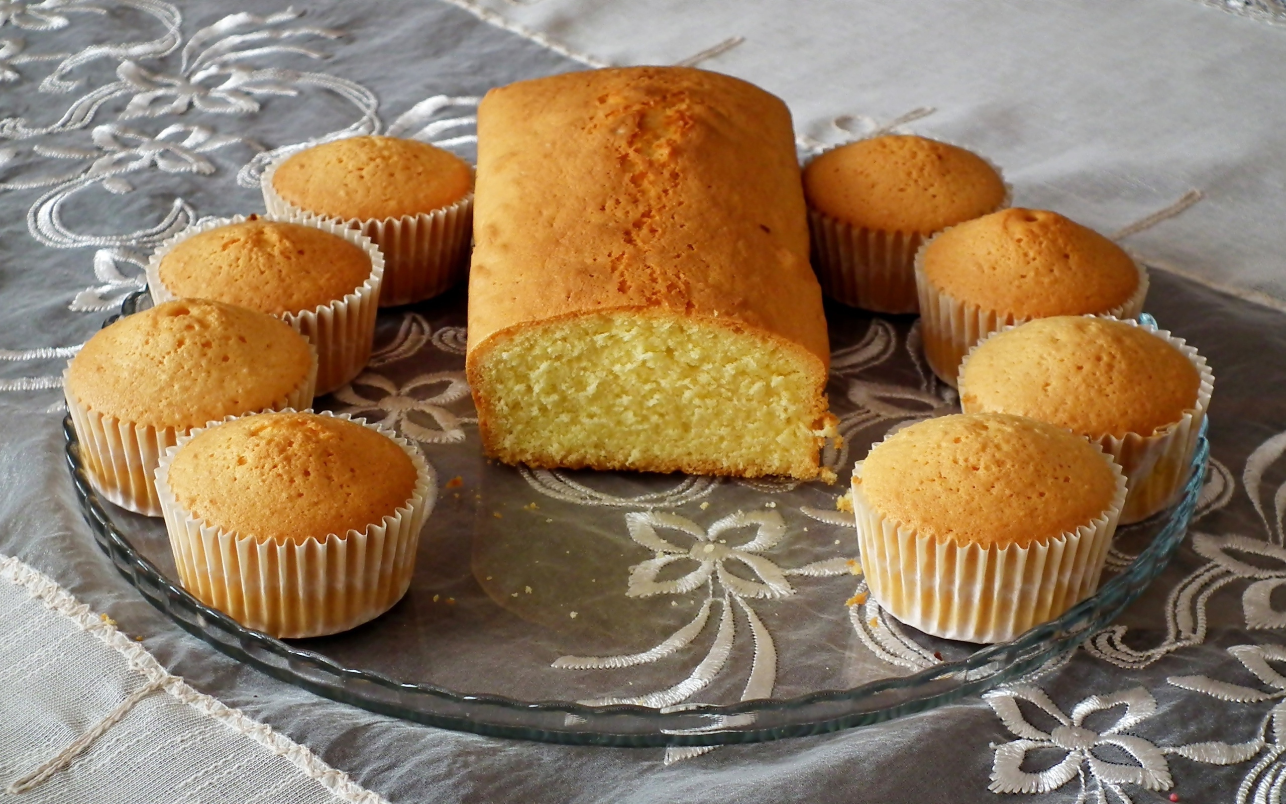 Кексы на стеклянной тарелке на столе