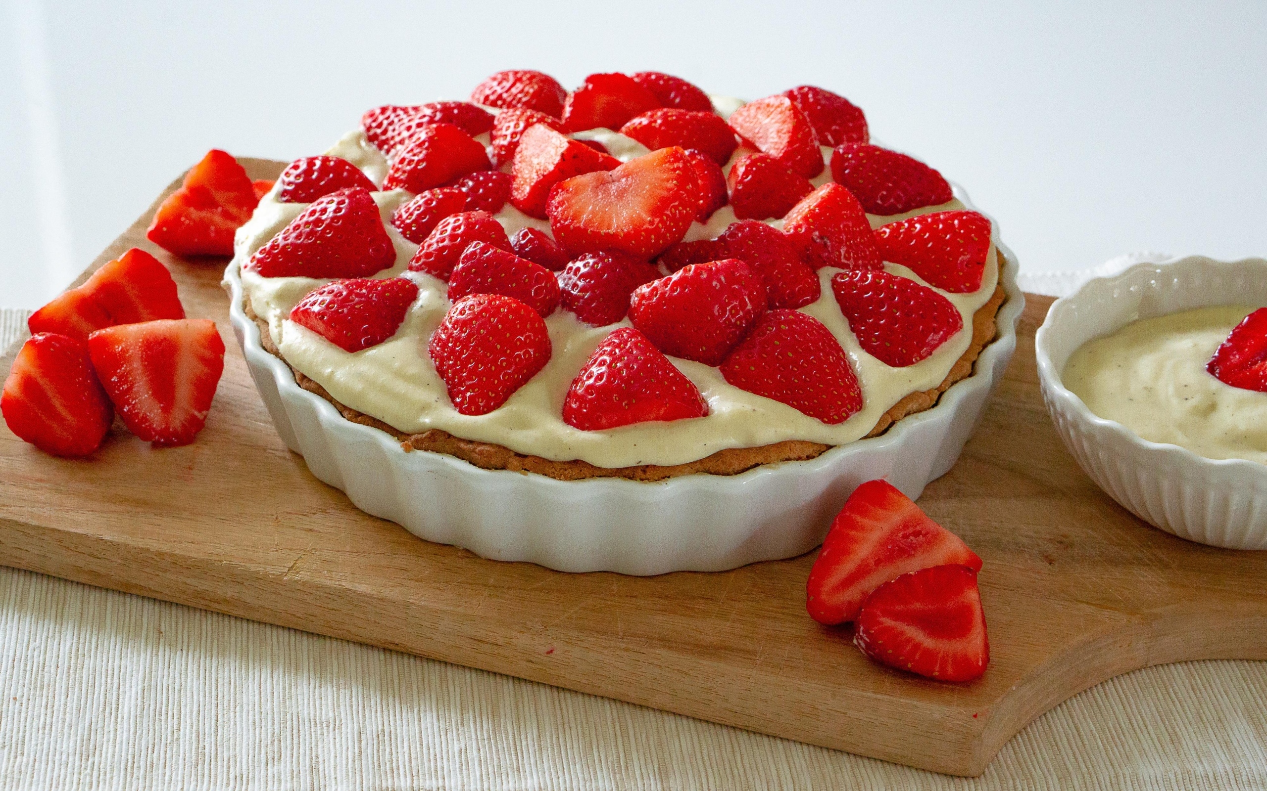 Датский пирог с клубникой и кремом