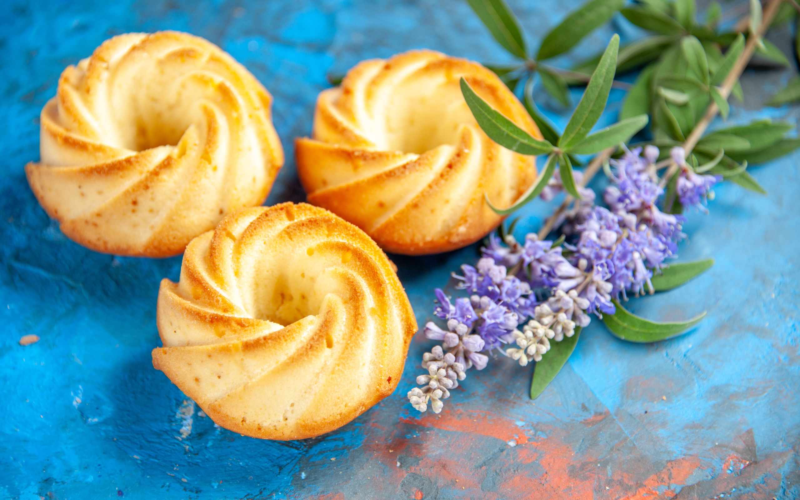 Вкусное сладкое песочное печенье с цветами на столе