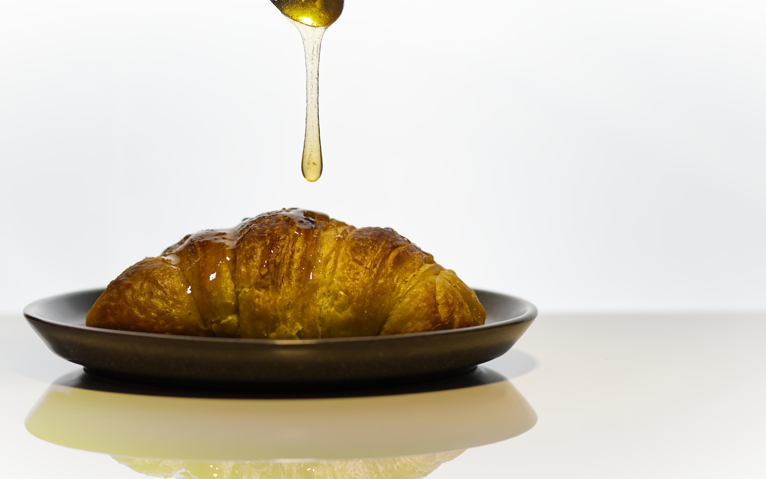 Свежий круассан с медом на завтрак