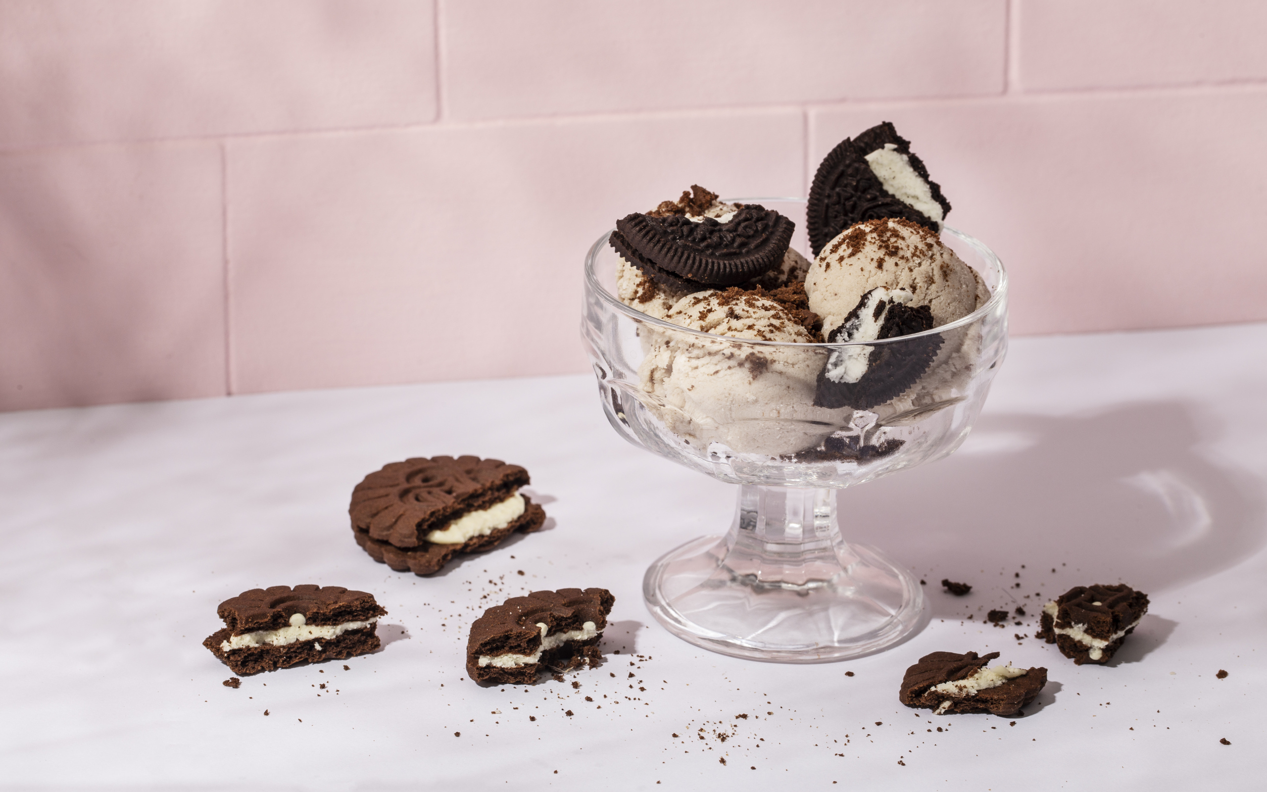 Мороженое в креманке с шоколадным печеньем