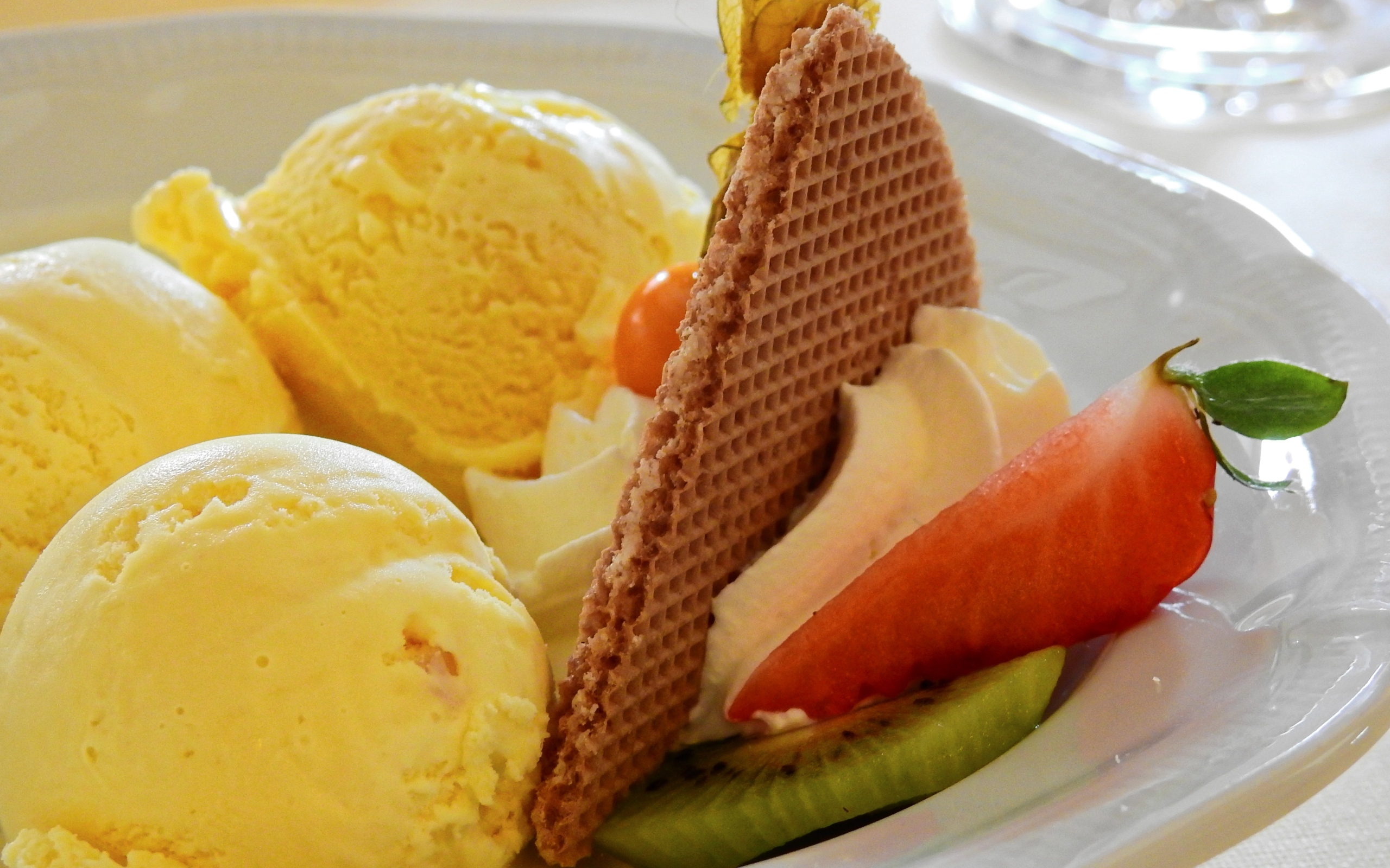 Шарики мороженого с вафлей в тарелке