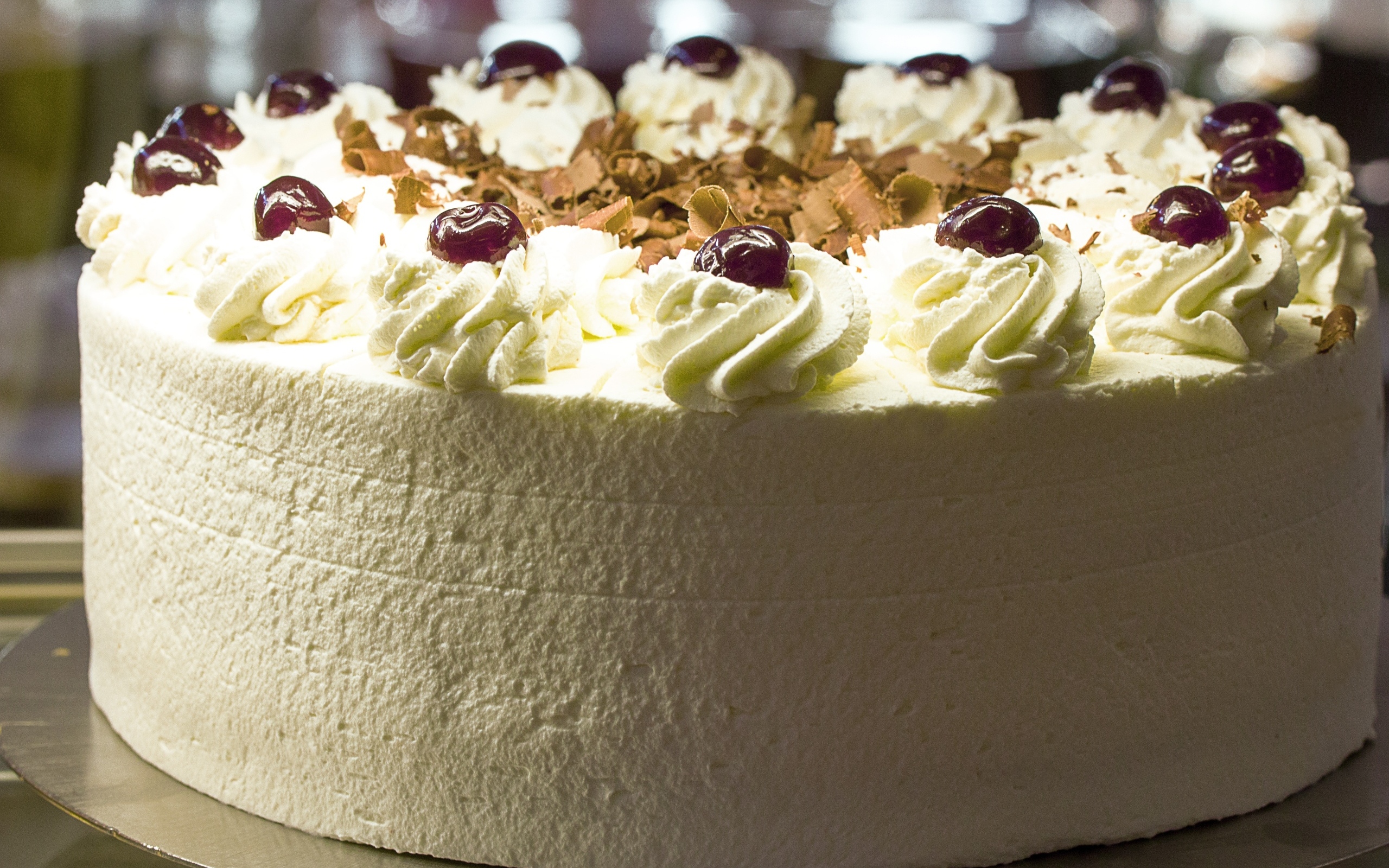 Большой белый торт с ягодами вишни