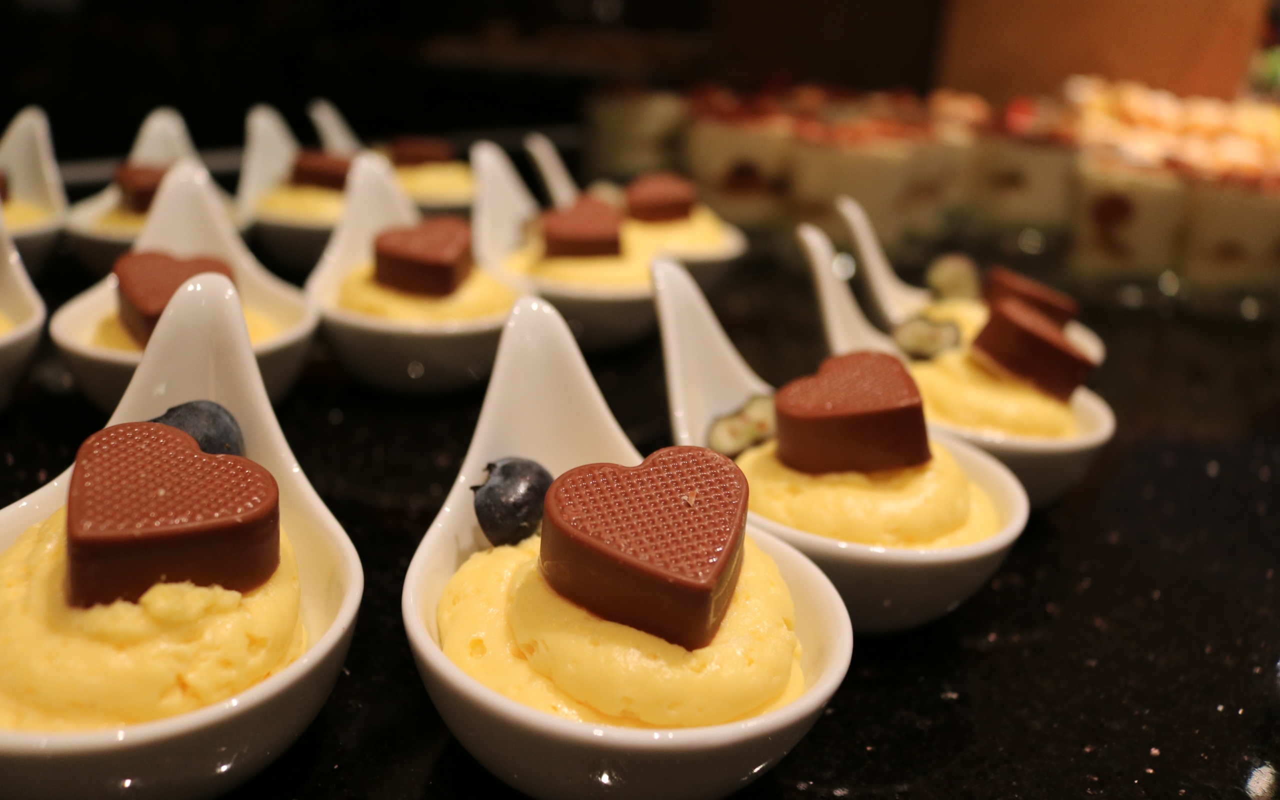 Десерт с лимонного крема с шоколадной конфетой