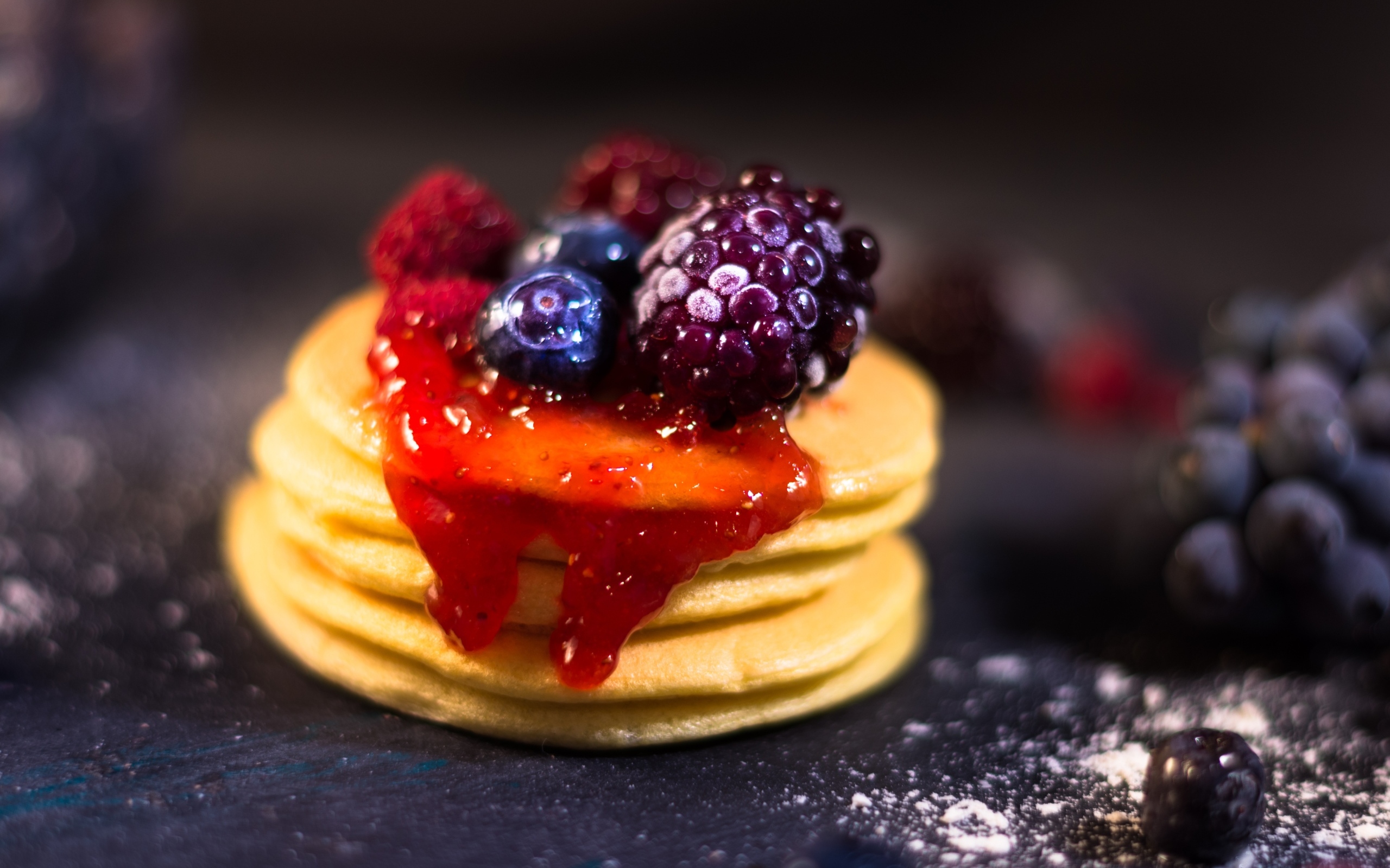 Оладьи с джемом и ягодами на столе