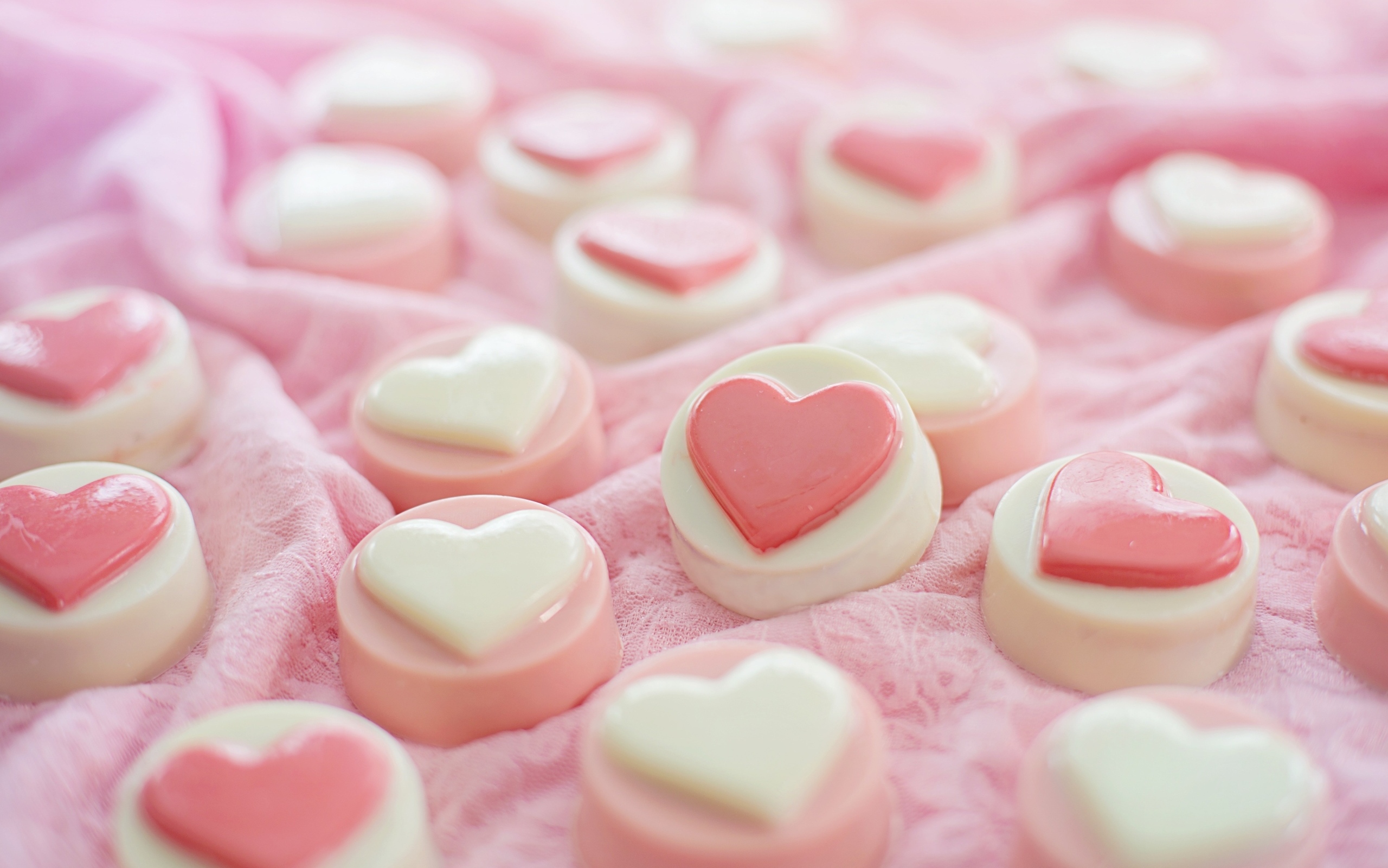 Розовые конфеты с сердечками на ткани