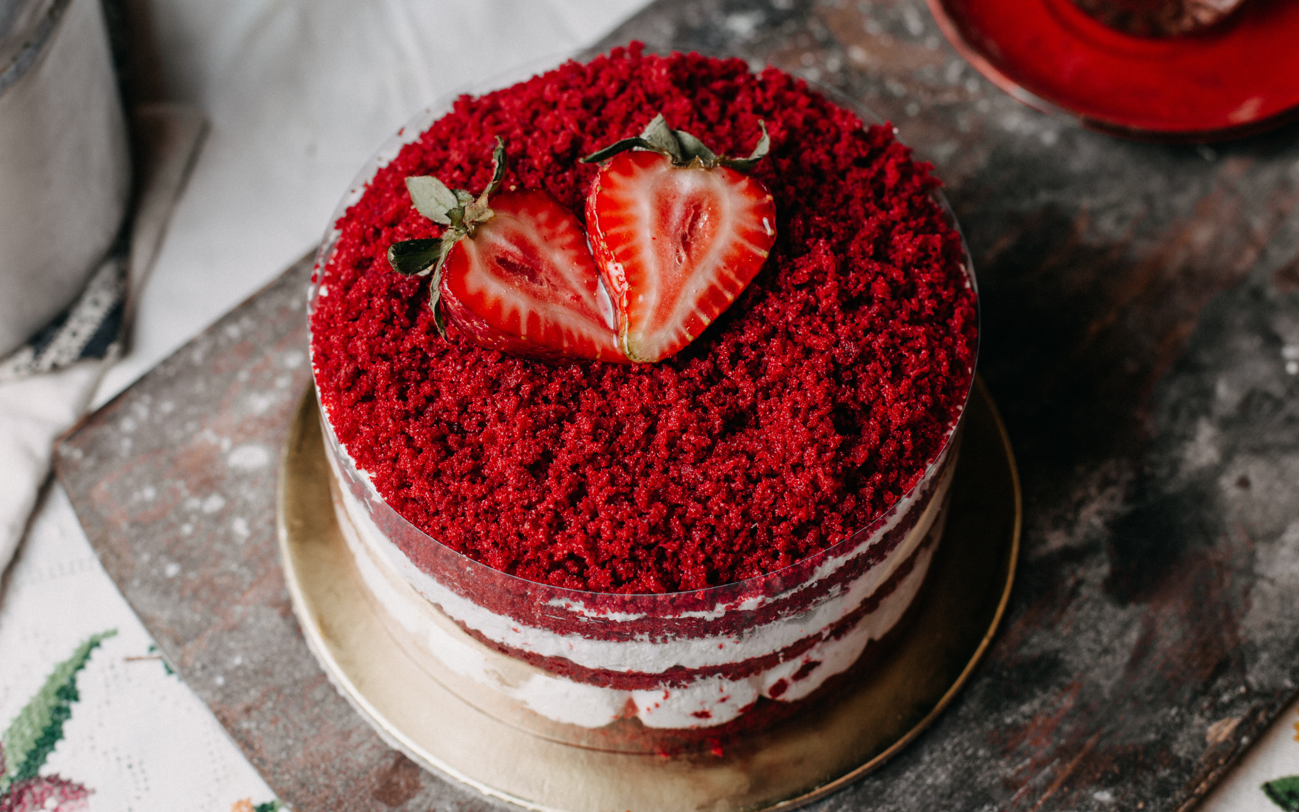 Торт красный бархат с ягодами клубники