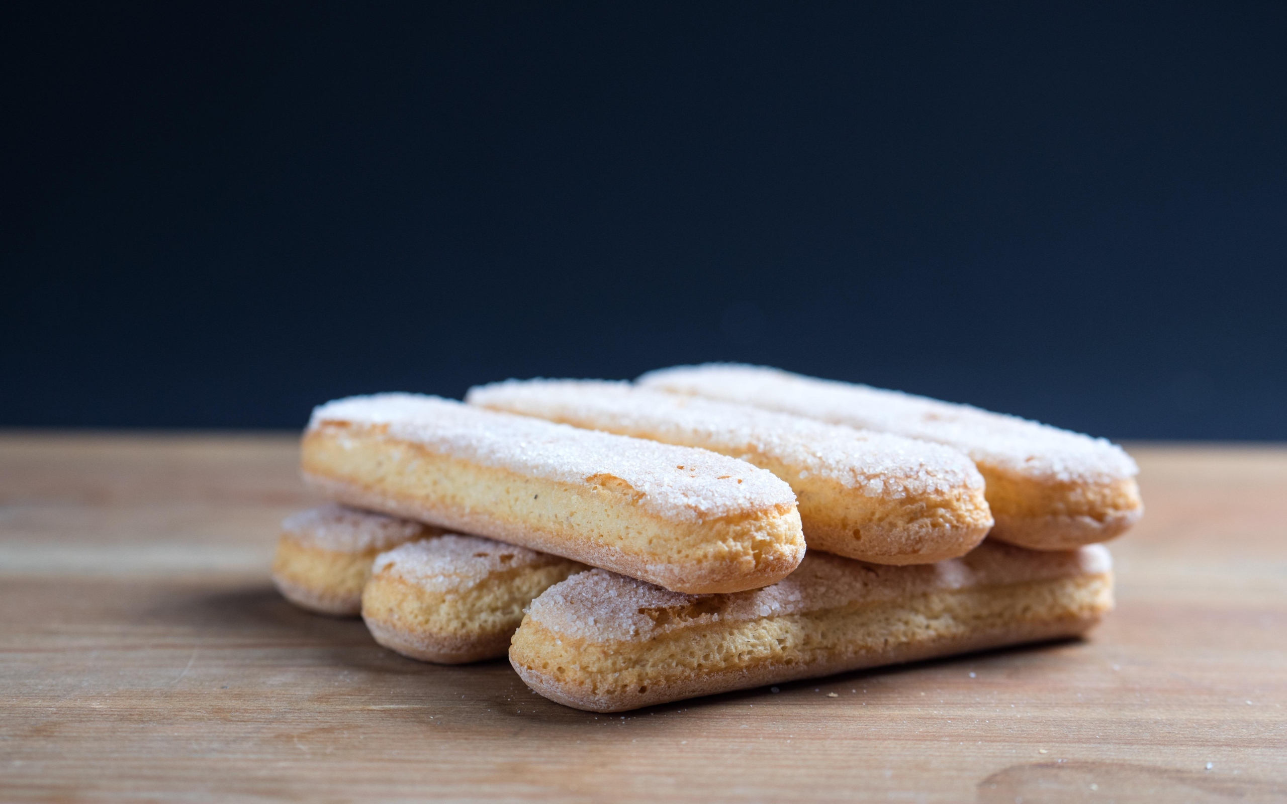 Печенье савоярди на деревянном столе