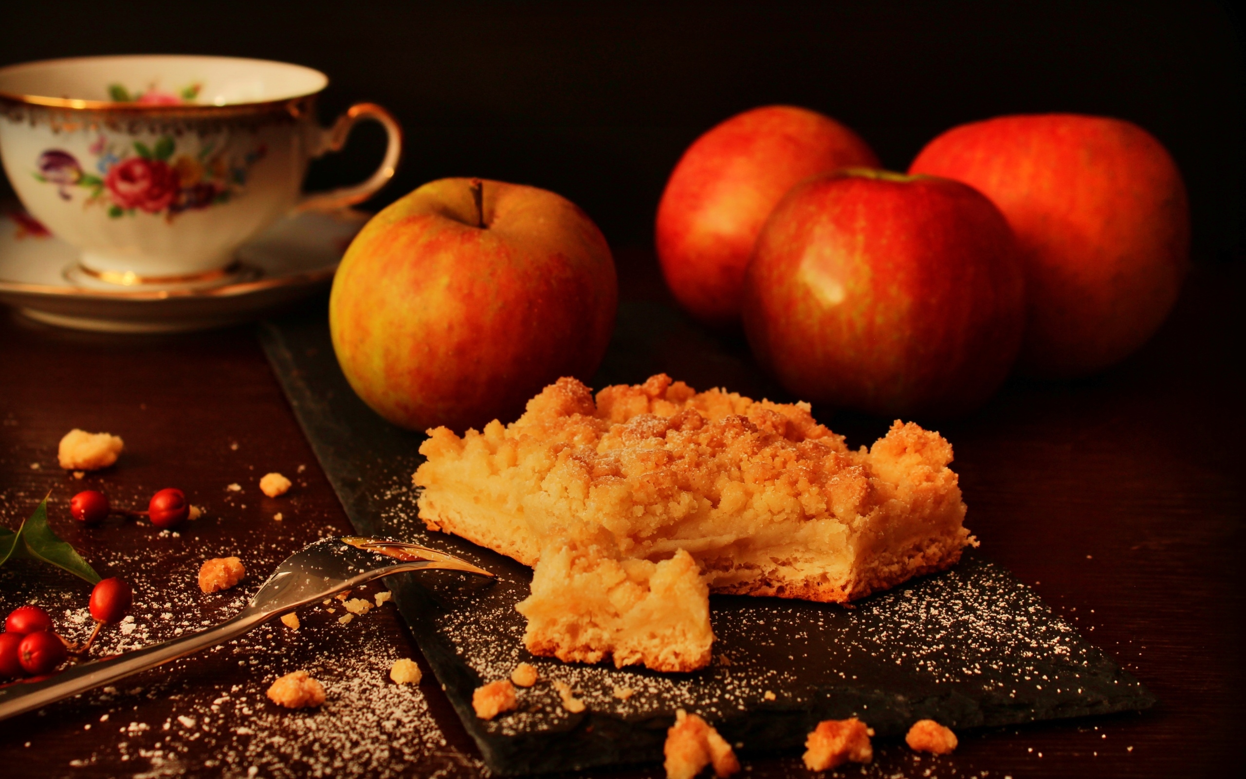 Песочный яблочный пирог на столе с яблоками