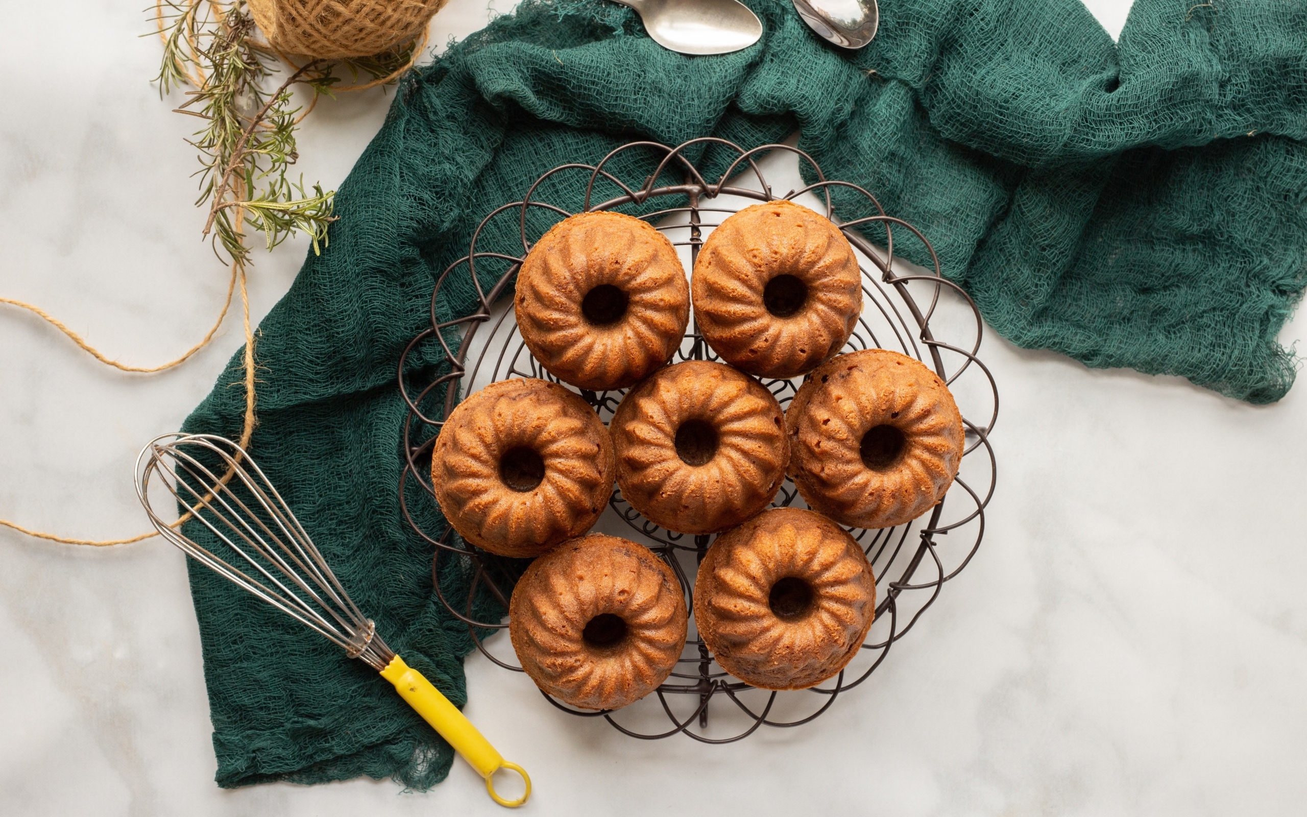 Сладкие вкусные кексы на столе с тканью