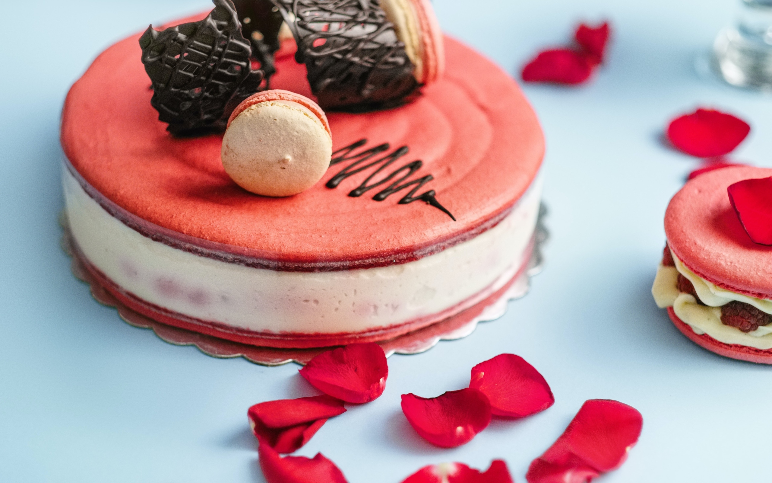 Сладкий торт мусс украшен макарунами