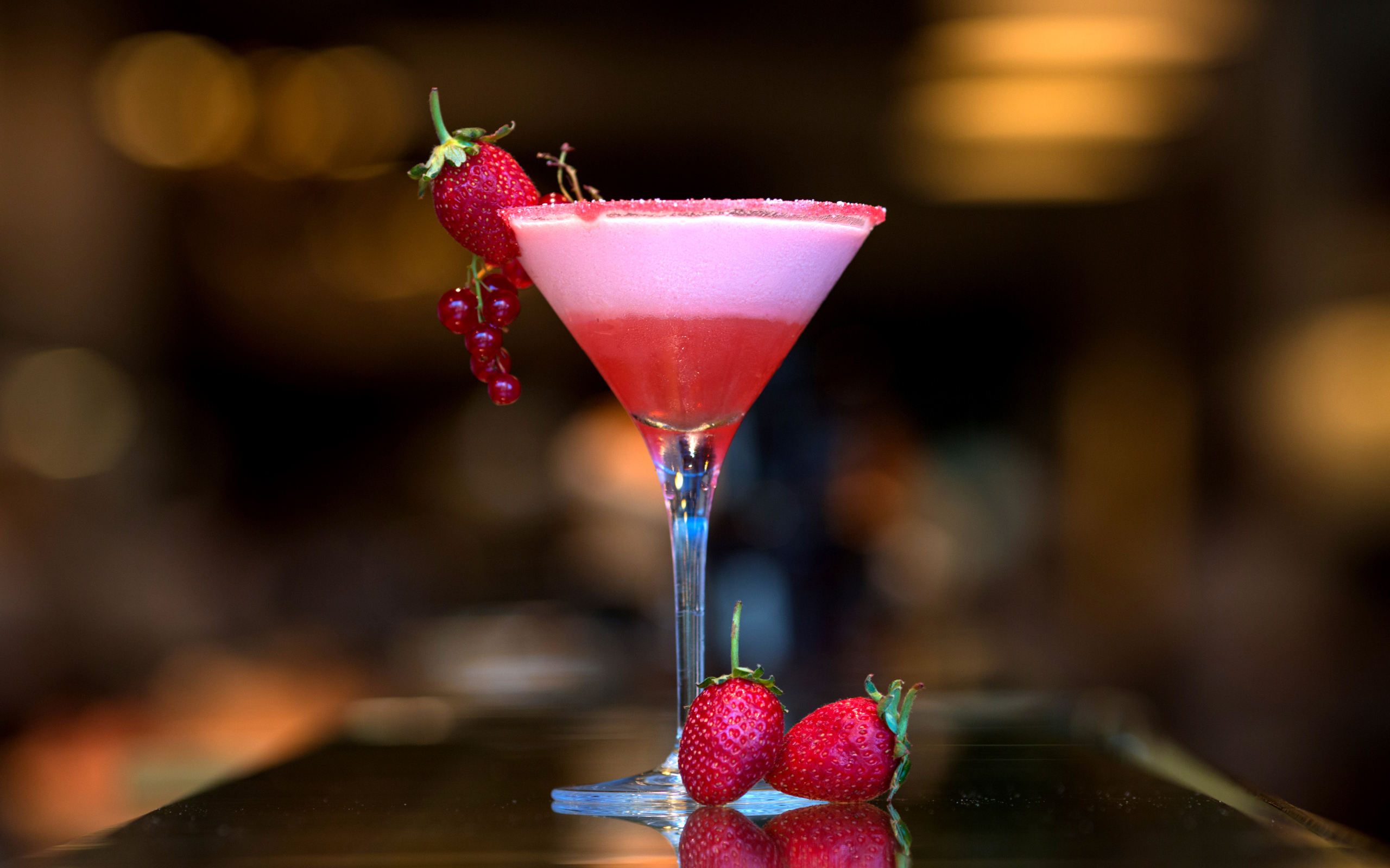 Фруктовый коктейль со свежей клубникой