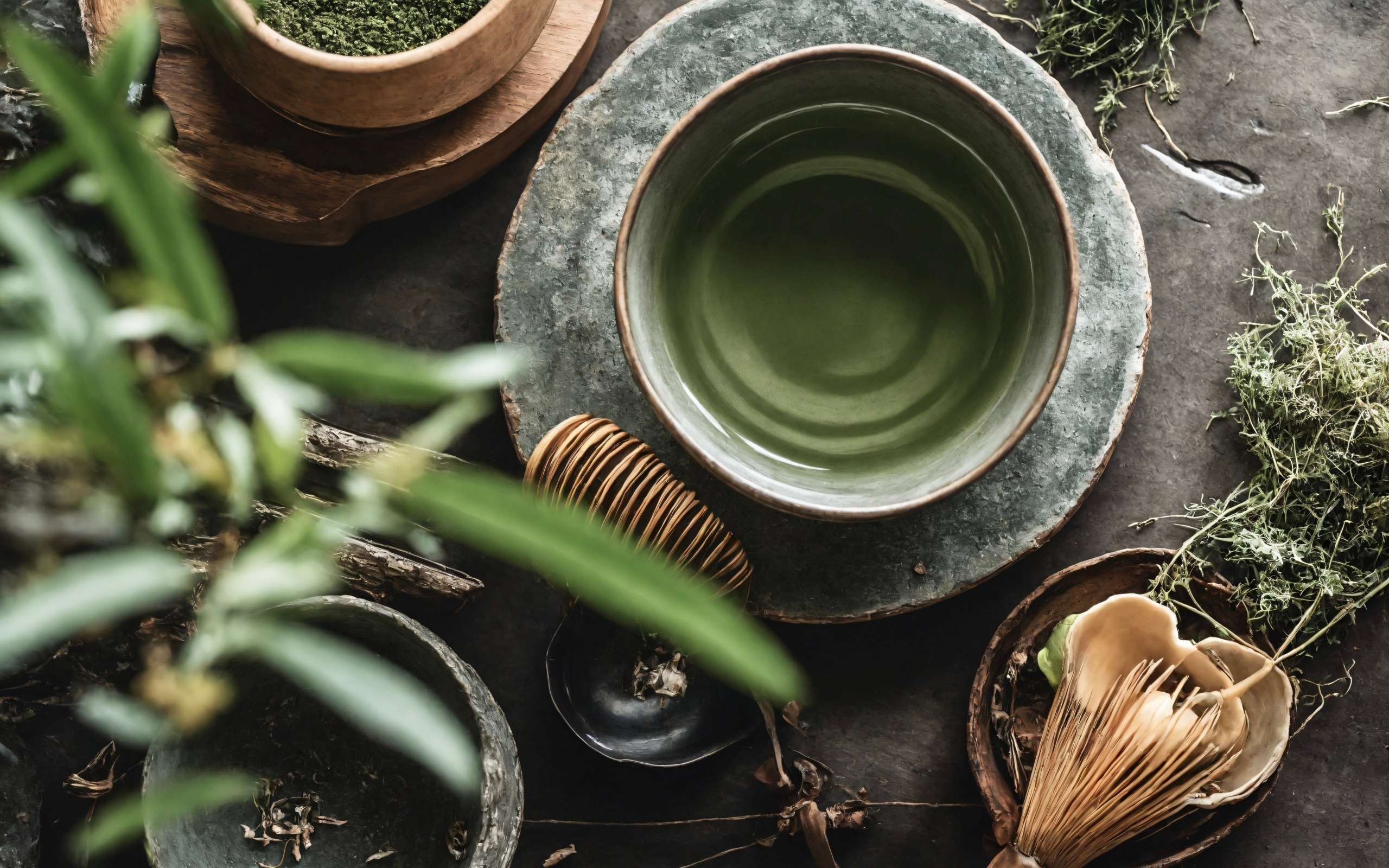 Зеленый чай с посудой на столе