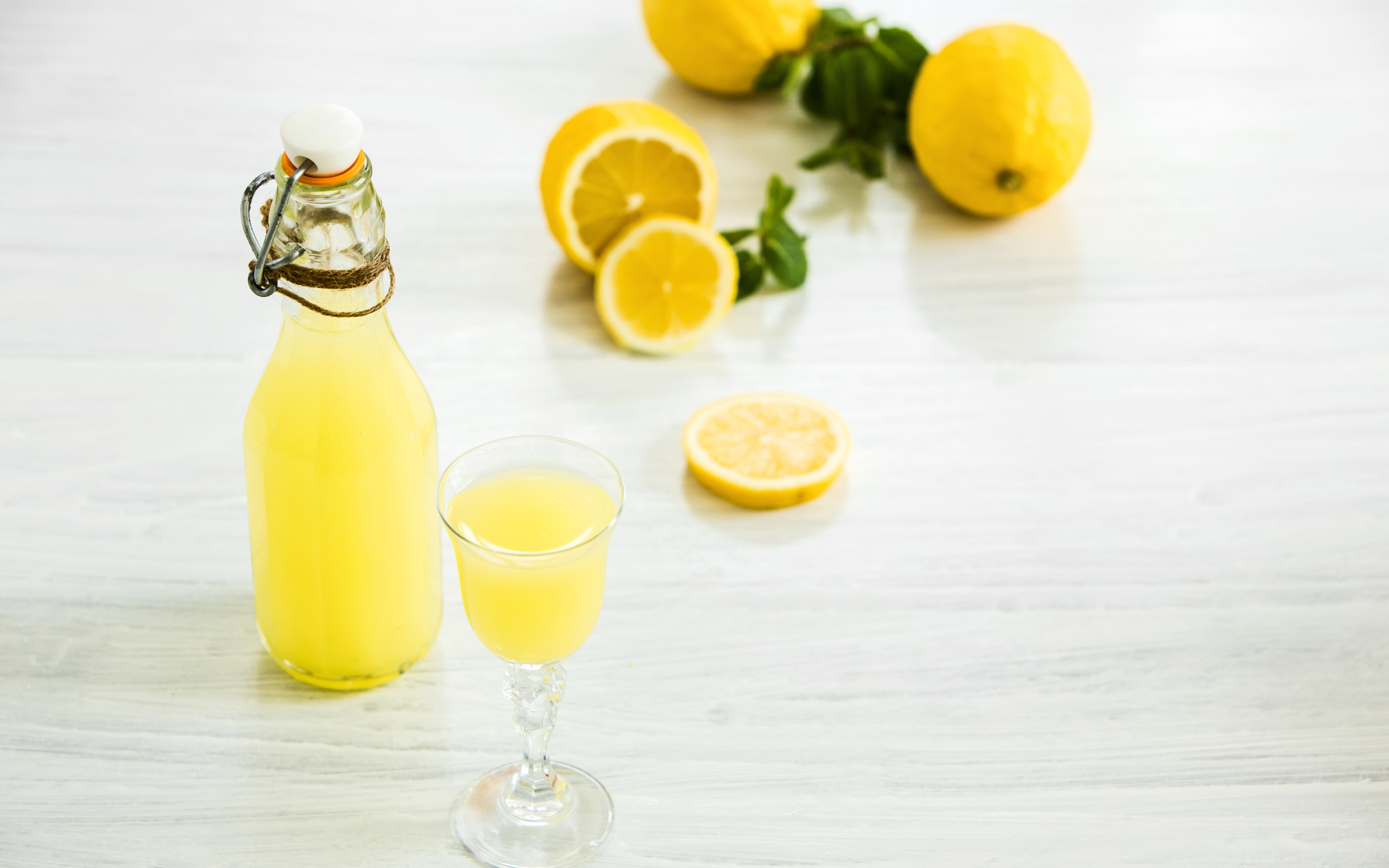 Итальянский традиционный ликер лимончелло с лимоном