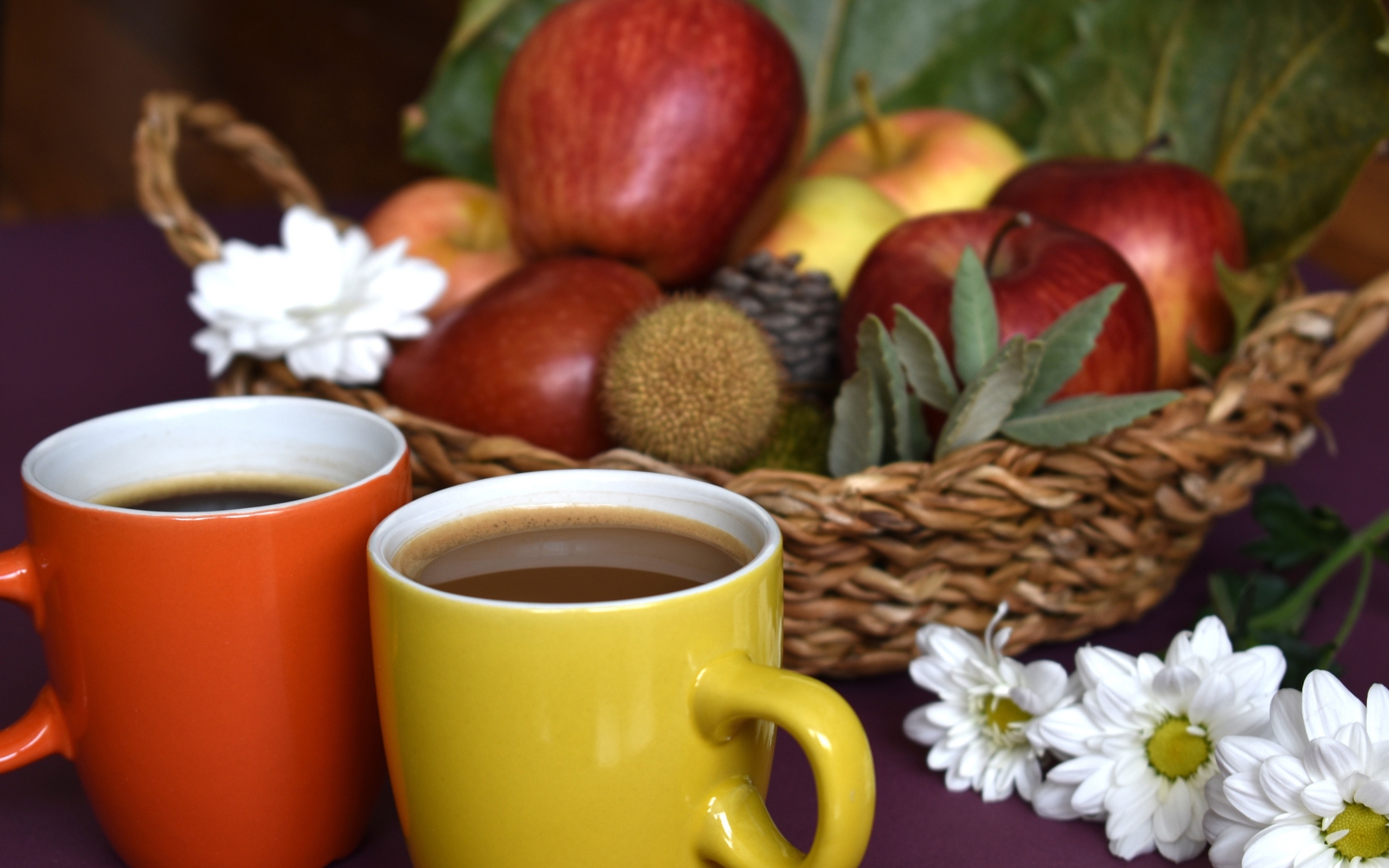 Две чашки кофе на столе с фруктами