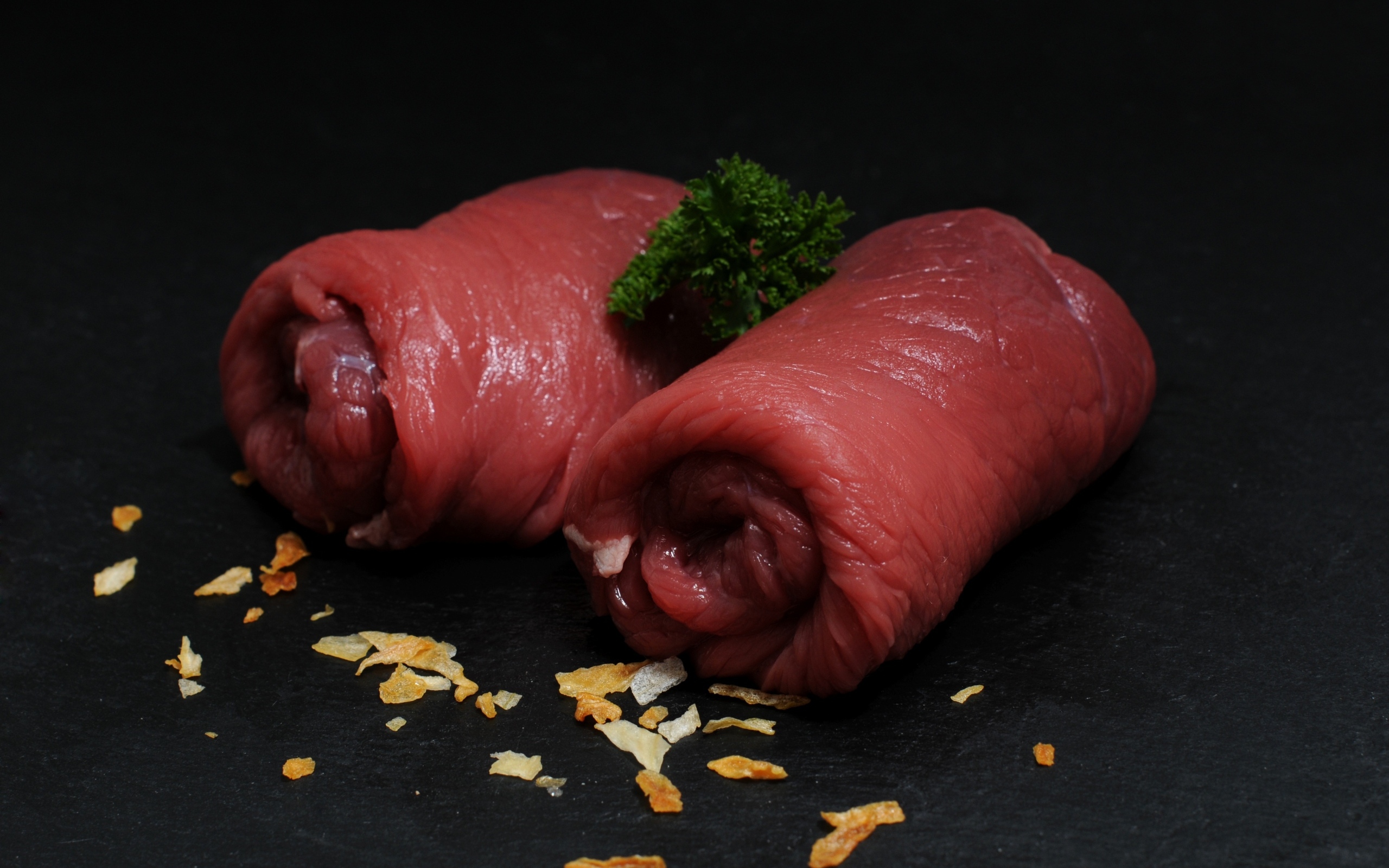 Рулетики из говядины на черном столе