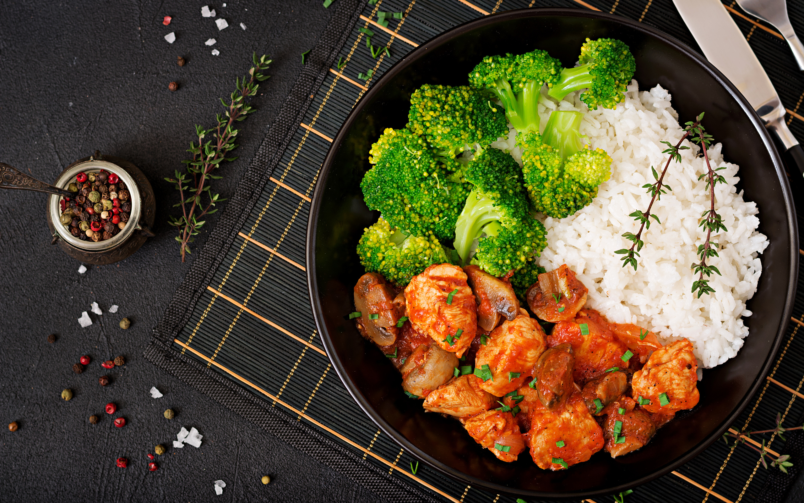 Курица с рисом и брокколи на сковороде