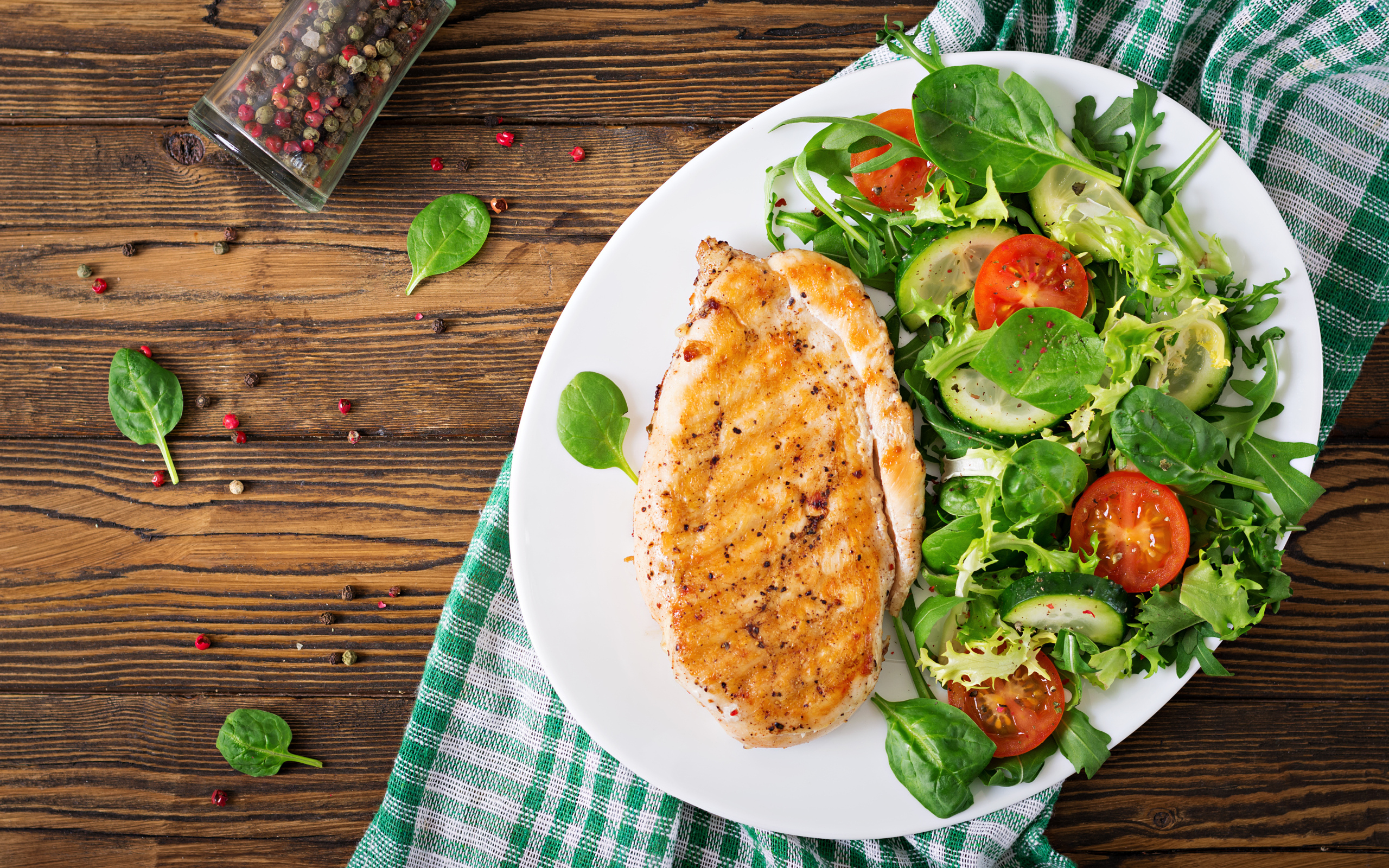 Жареная куриная грудка на тарелке с салатом